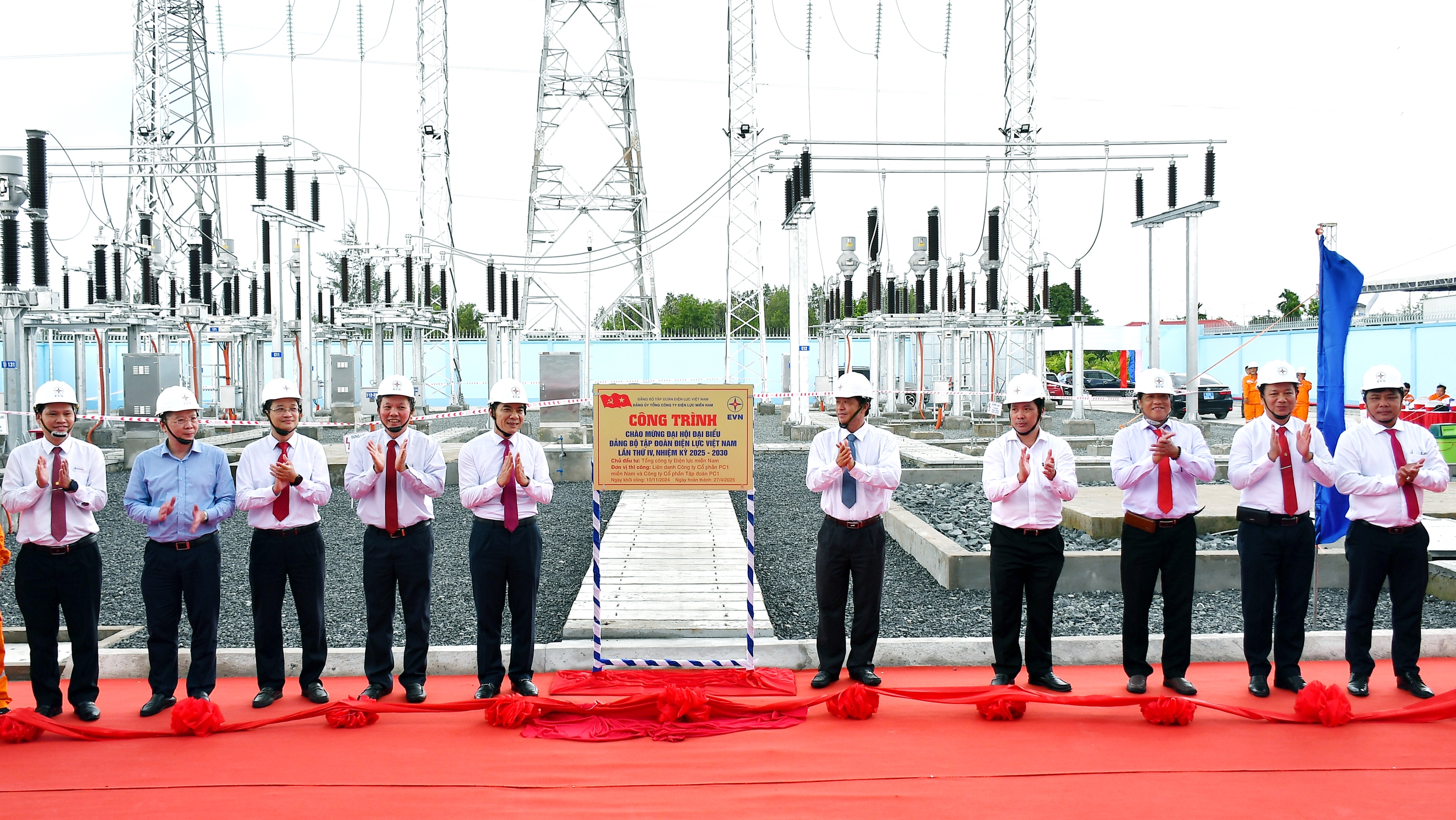 EVNSPC gắn biển hai công trình chào mừng Đại hội Đảng bộ - Ảnh 1.