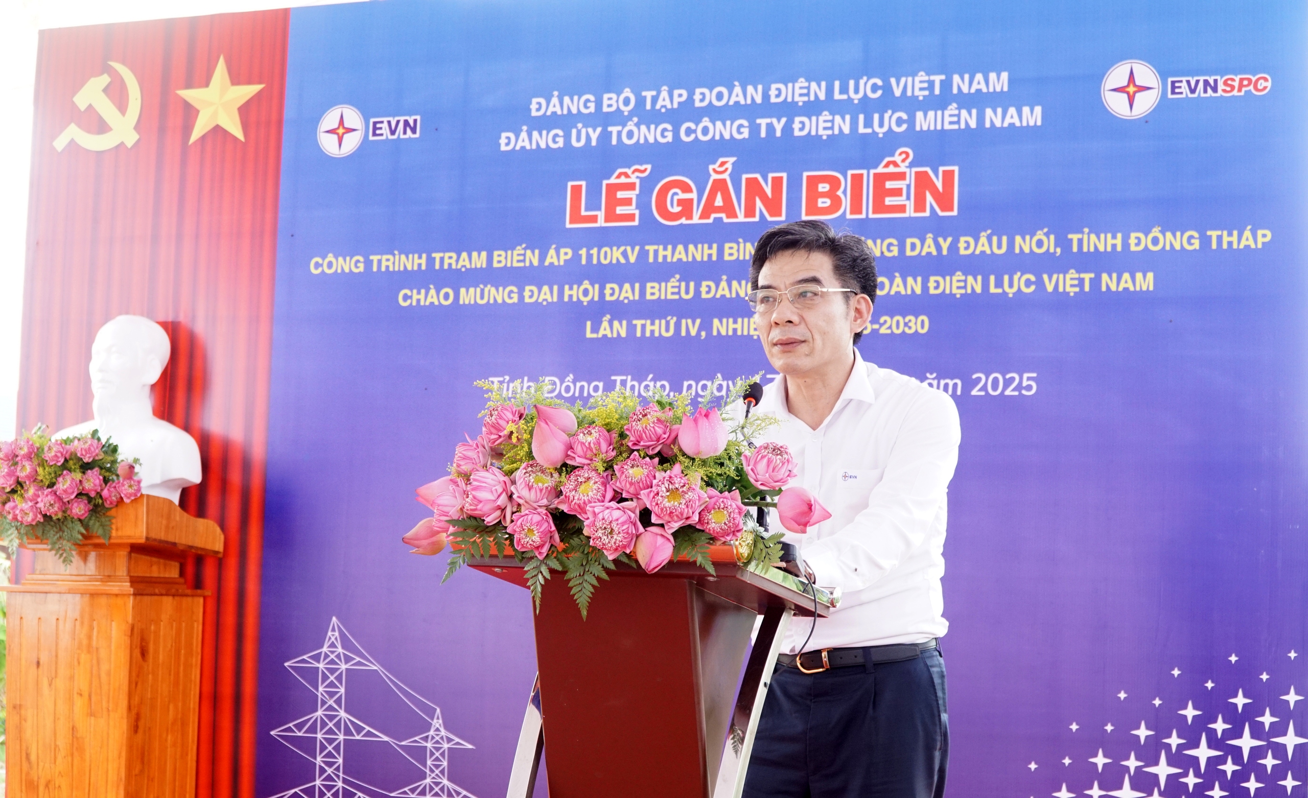 EVNSPC gắn biển hai công trình chào mừng Đại hội Đảng bộ - Ảnh 3.