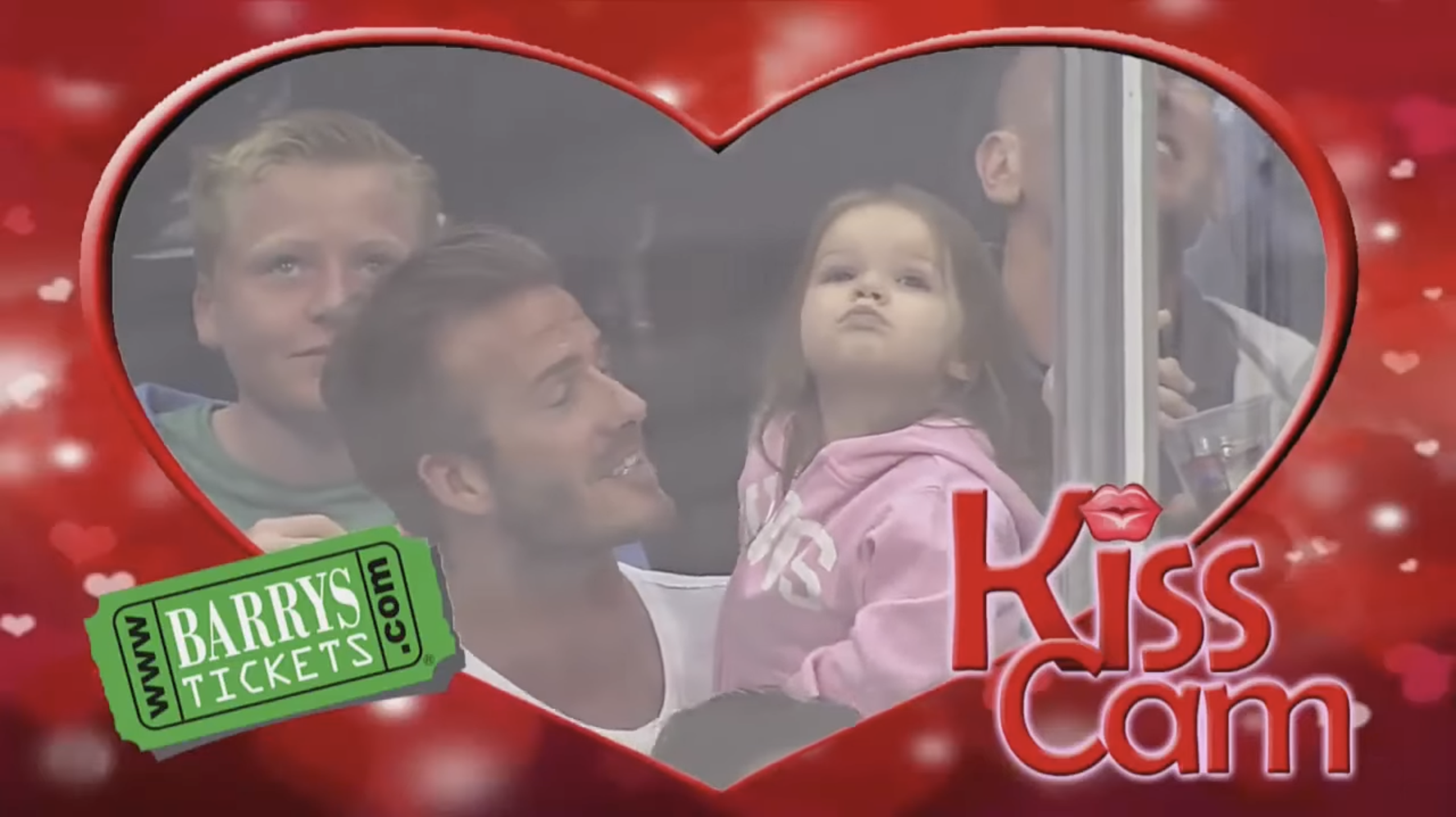 Kiss cam là gì mà hot rần rần hôm nay?- Ảnh 5. Kiss cam là gì mà hot rần rần hôm nay?- Ảnh 5.