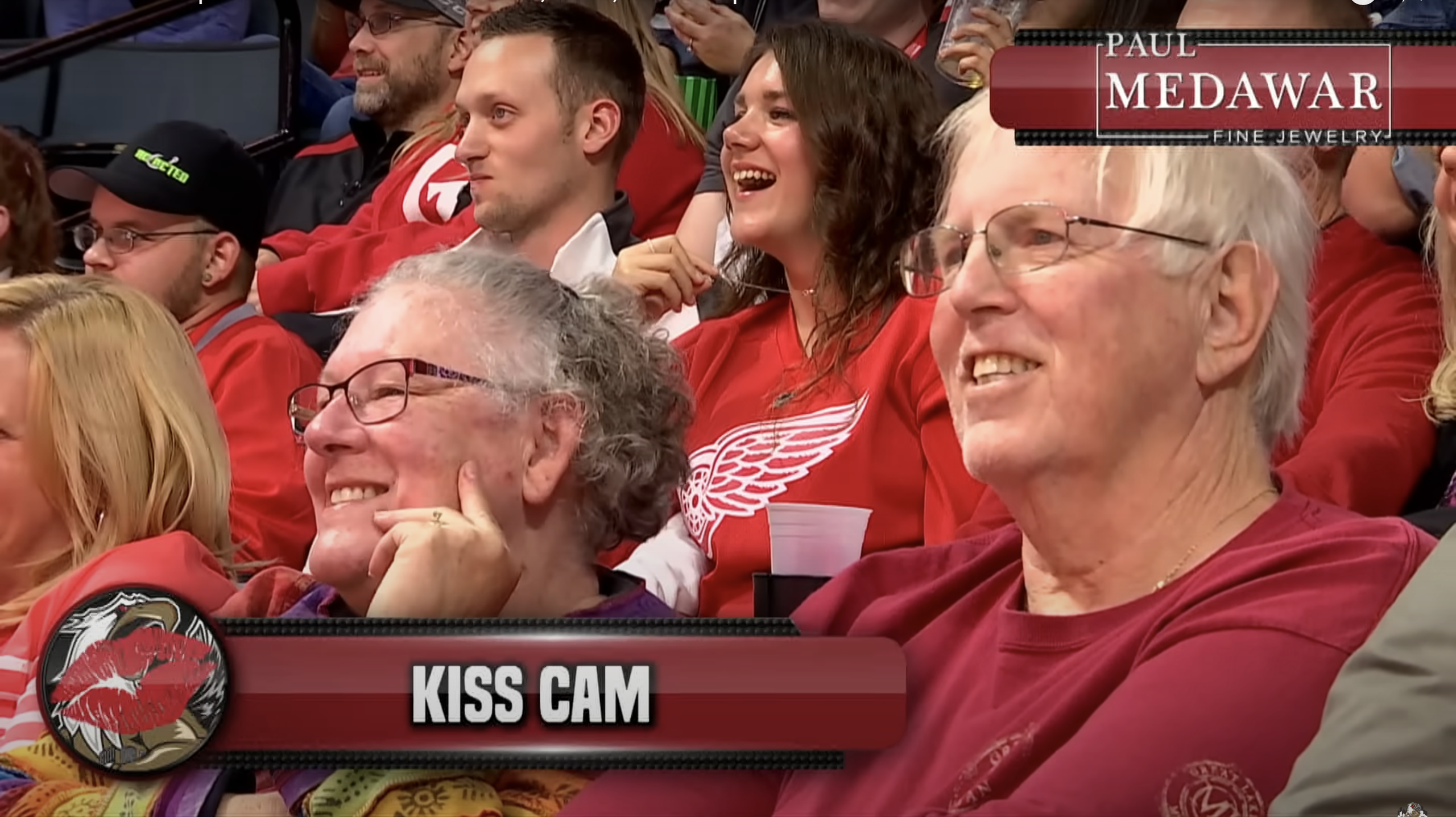 Kiss cam là gì mà hot rần rần hôm nay?- Ảnh 1. Kiss cam là gì mà hot rần rần hôm nay?- Ảnh 1.