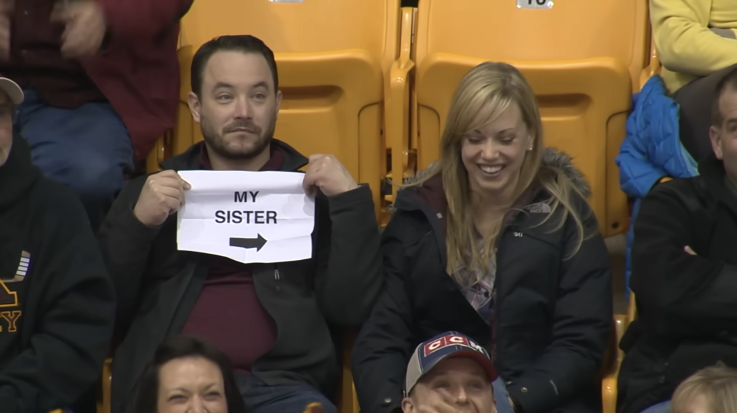 Kiss cam là gì mà hot rần rần hôm nay?- Ảnh 3. Kiss cam là gì mà hot rần rần hôm nay?- Ảnh 3.