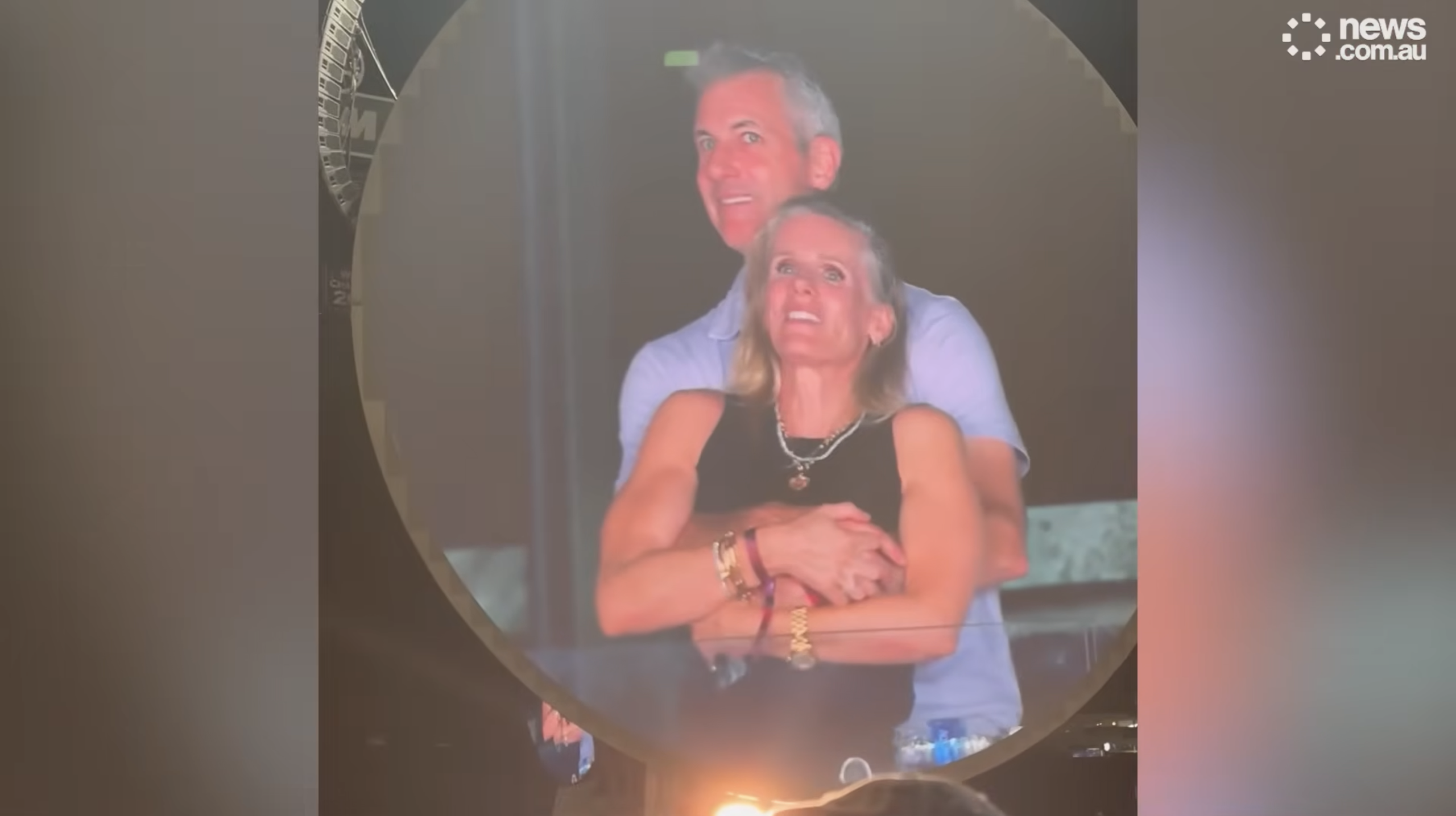 Kiss cam là gì mà hot rần rần hôm nay?- Ảnh 6. Kiss cam là gì mà hot rần rần hôm nay?- Ảnh 6.