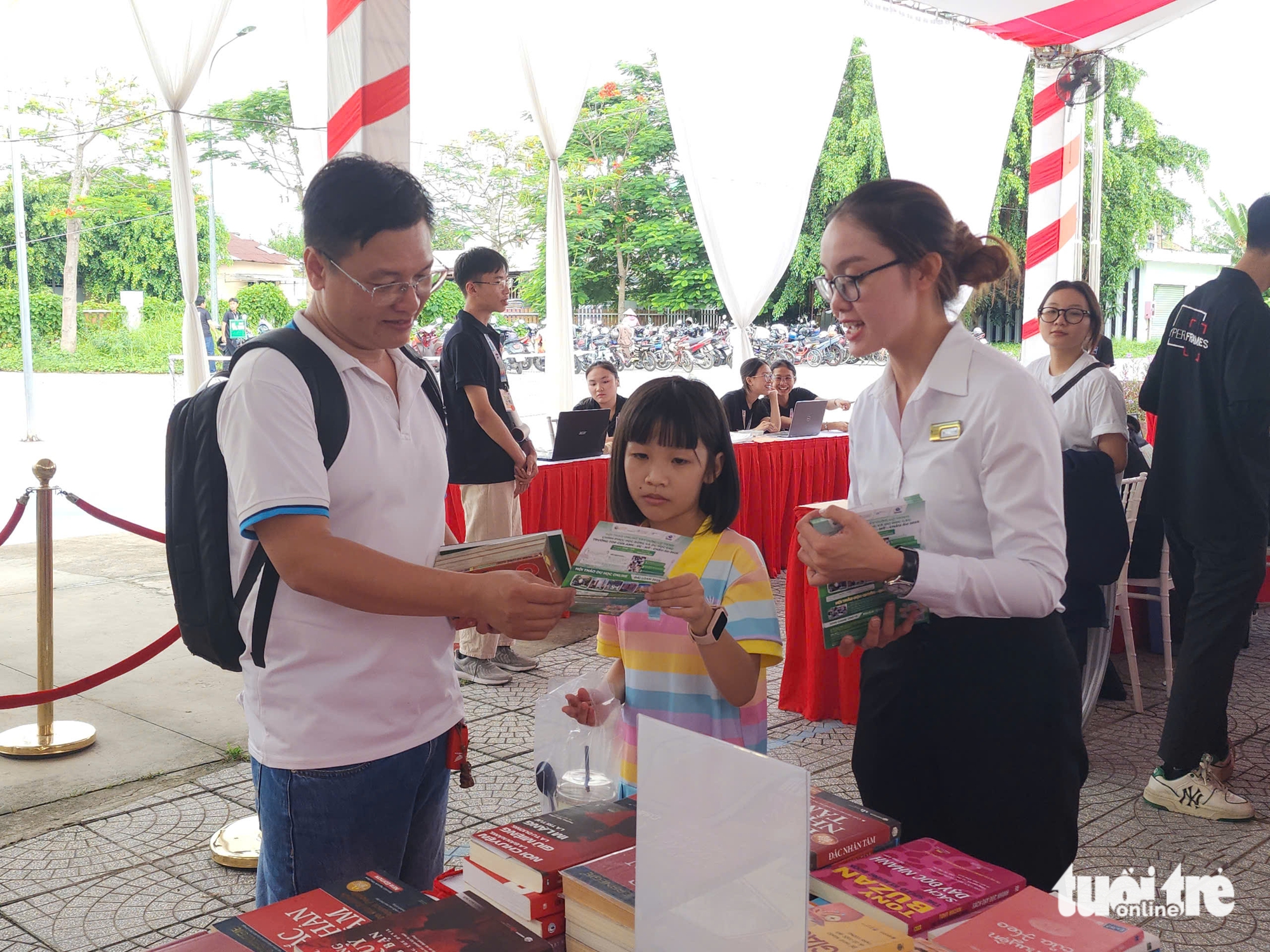 Sôi nổi nhiều bạn trẻ tham gia ngày hội sách 'Mơ hỏi mở' 2025 - Ảnh 2.