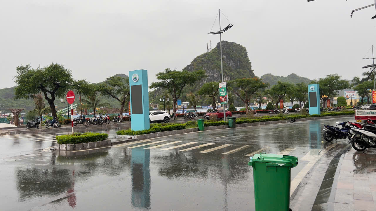 Gió lớn kèm mưa đá trắng trời ở Quảng Ninh - Ảnh 2.