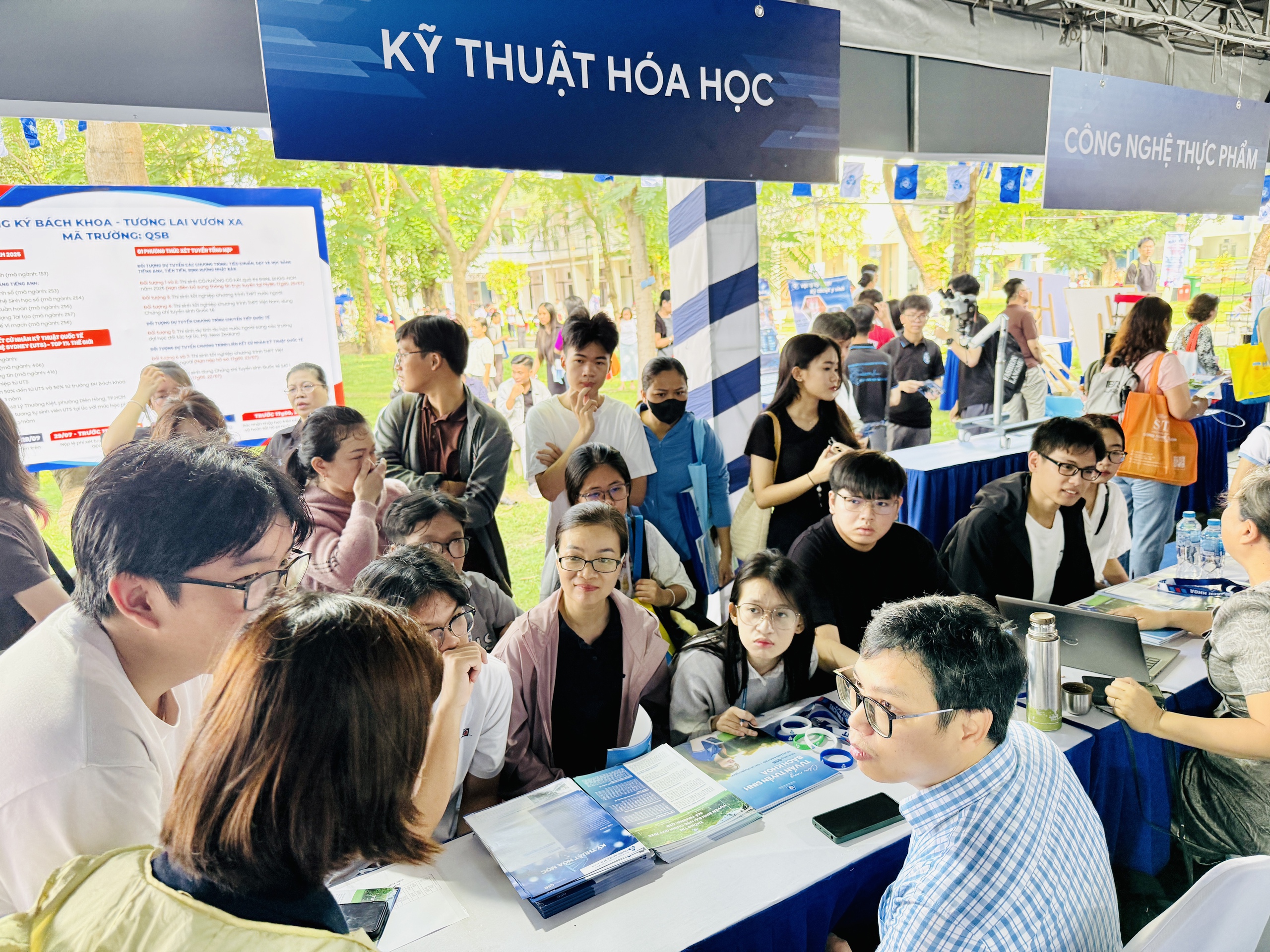 Nhiều cách tư vấn xét tuyển đại học 'độc, lạ' - Ảnh 2.