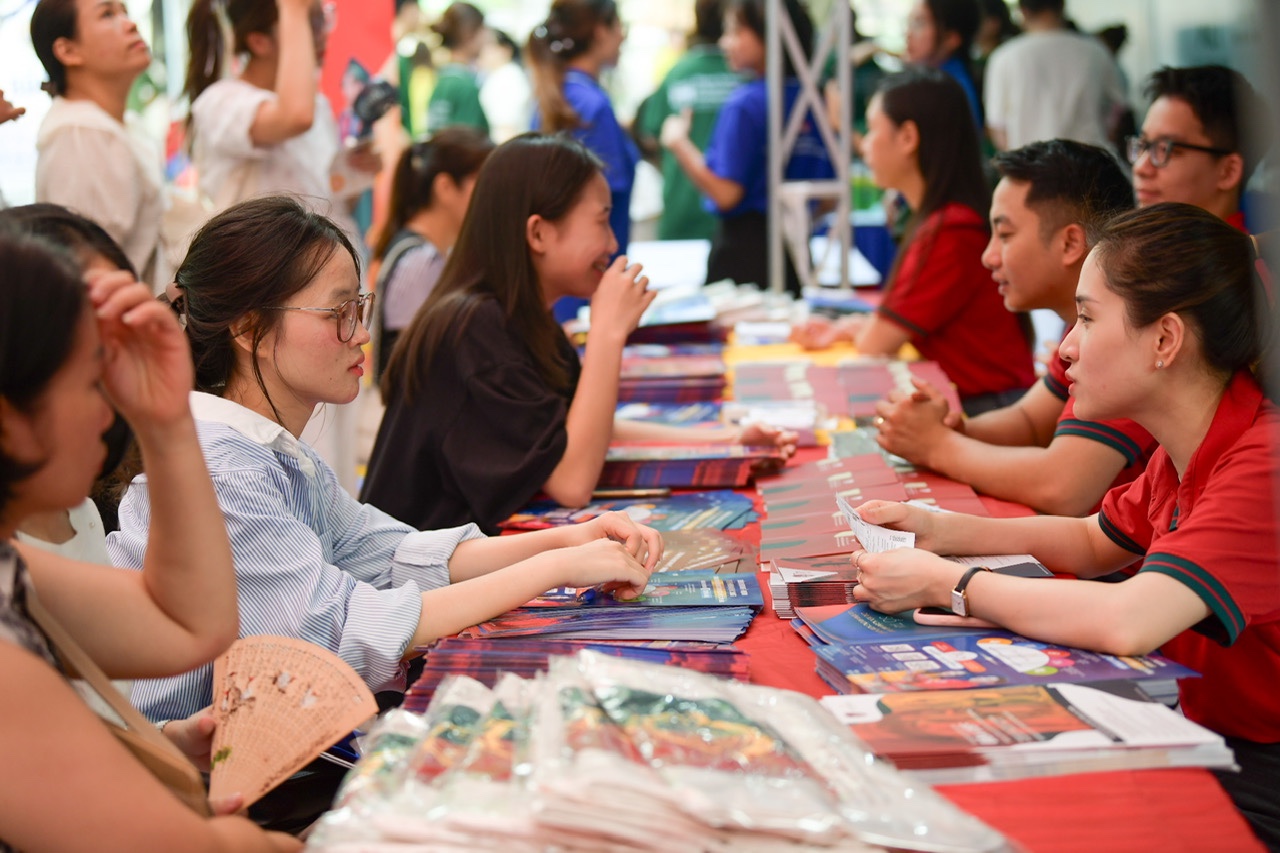 Sáng nay 19-7: Ngày hội tư vấn nguyện vọng xét tuyển 2025 tại TP.HCM và Hà Nội - Ảnh 6. Ngày hội lựa chọn nguyện vọng xét tuyển - Ảnh 6.