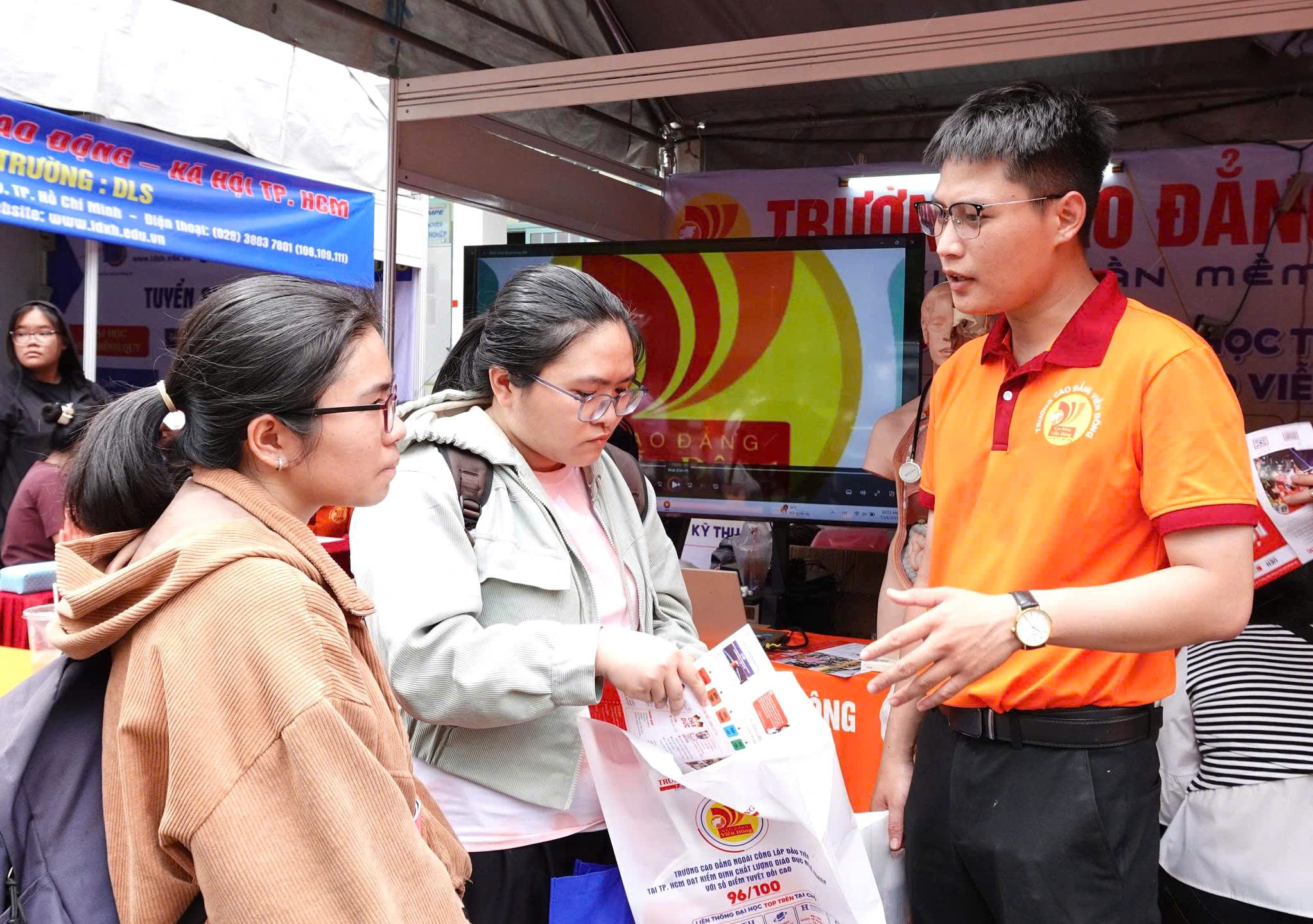 Ngày hội lựa chọn nguyện vọng xét tuyển dưới góc nhìn sinh viên truyền thông sáng tạo - Ảnh 11. Ngày hội lựa chọn nguyện vọng xét tuyển qua góc nhìn sinh viên truyền thông sáng tạo - Ảnh 11.