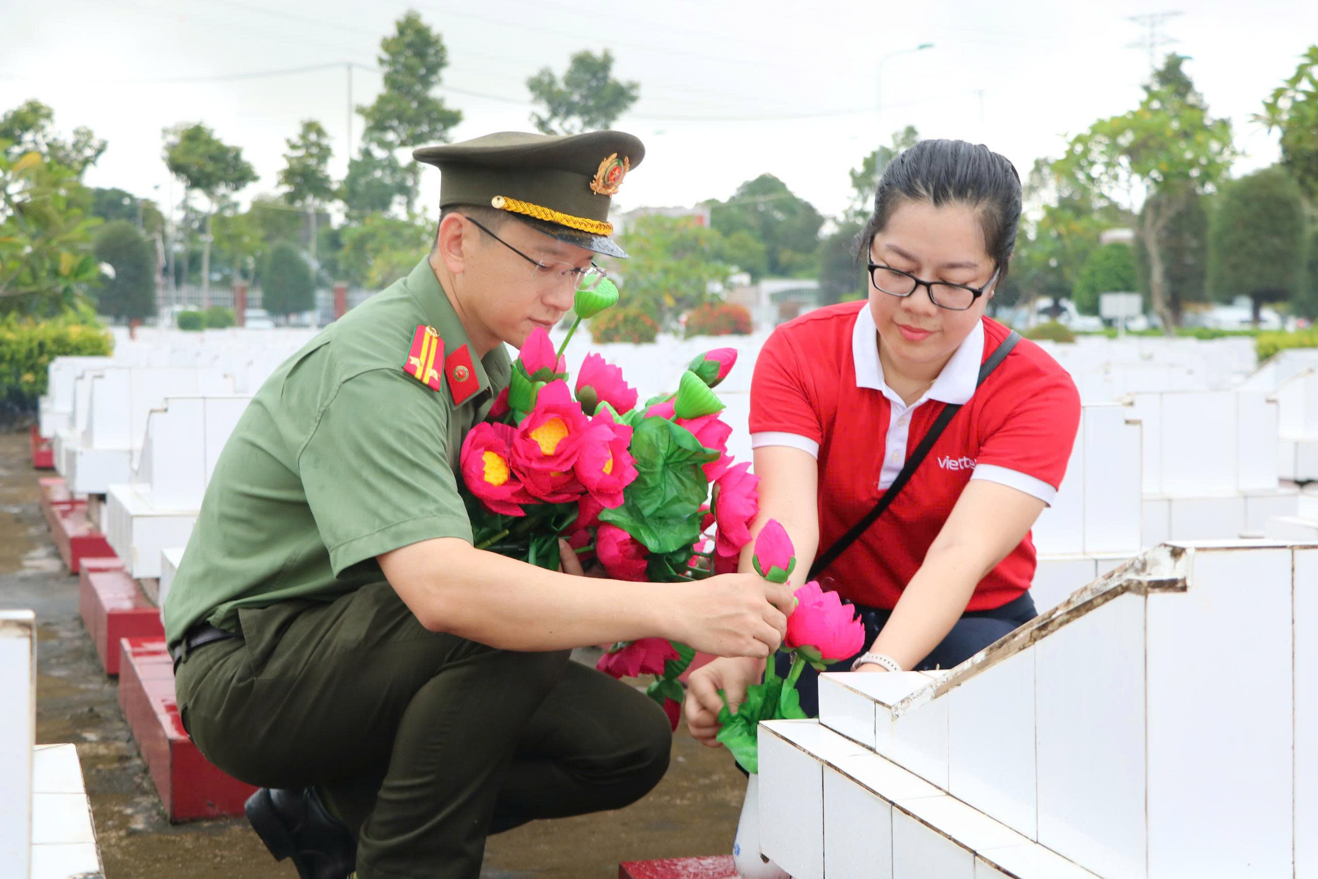 mộ liệt sĩ - Ảnh 1.