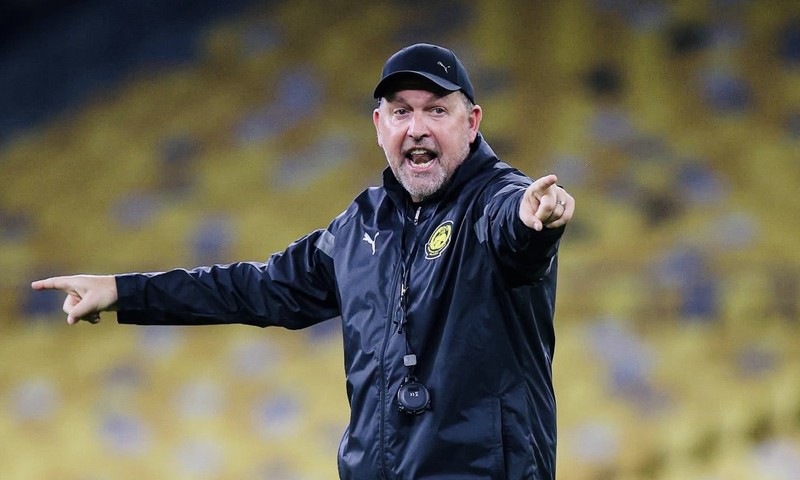 Vì sao HLV tuyển Malaysia tuyên bố bị phản bội? - Ảnh 1.