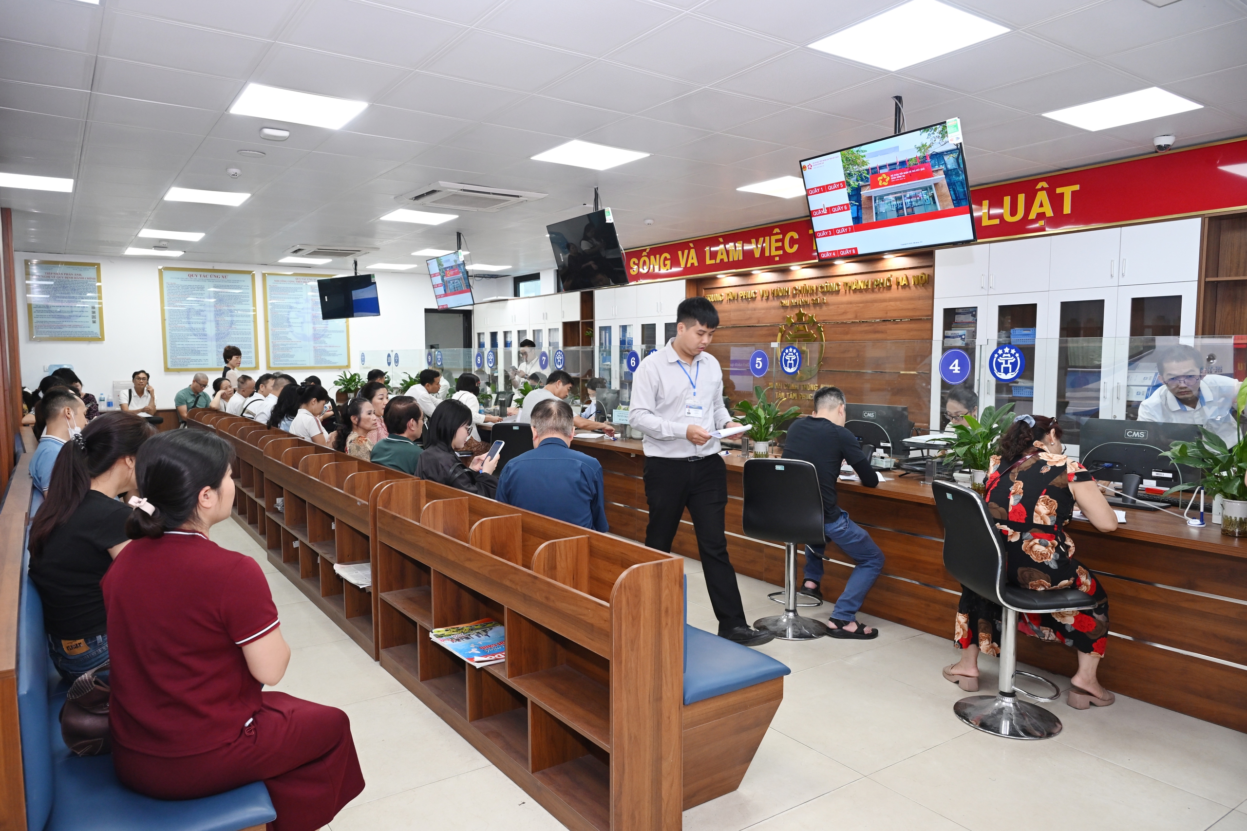 Hàng loạt giải pháp hỗ trợ cán bộ và người dân thực hiện chính quyền địa phương 2 cấp - Ảnh 1.