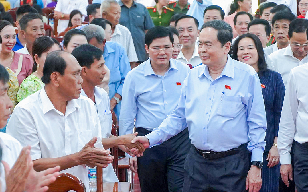 Chủ tịch Quốc hội tiếp xúc cử tri Cần Thơ ngày đầu vận hành chính quyền 2 cấp - Ảnh 1. cử tri - Ảnh 1.