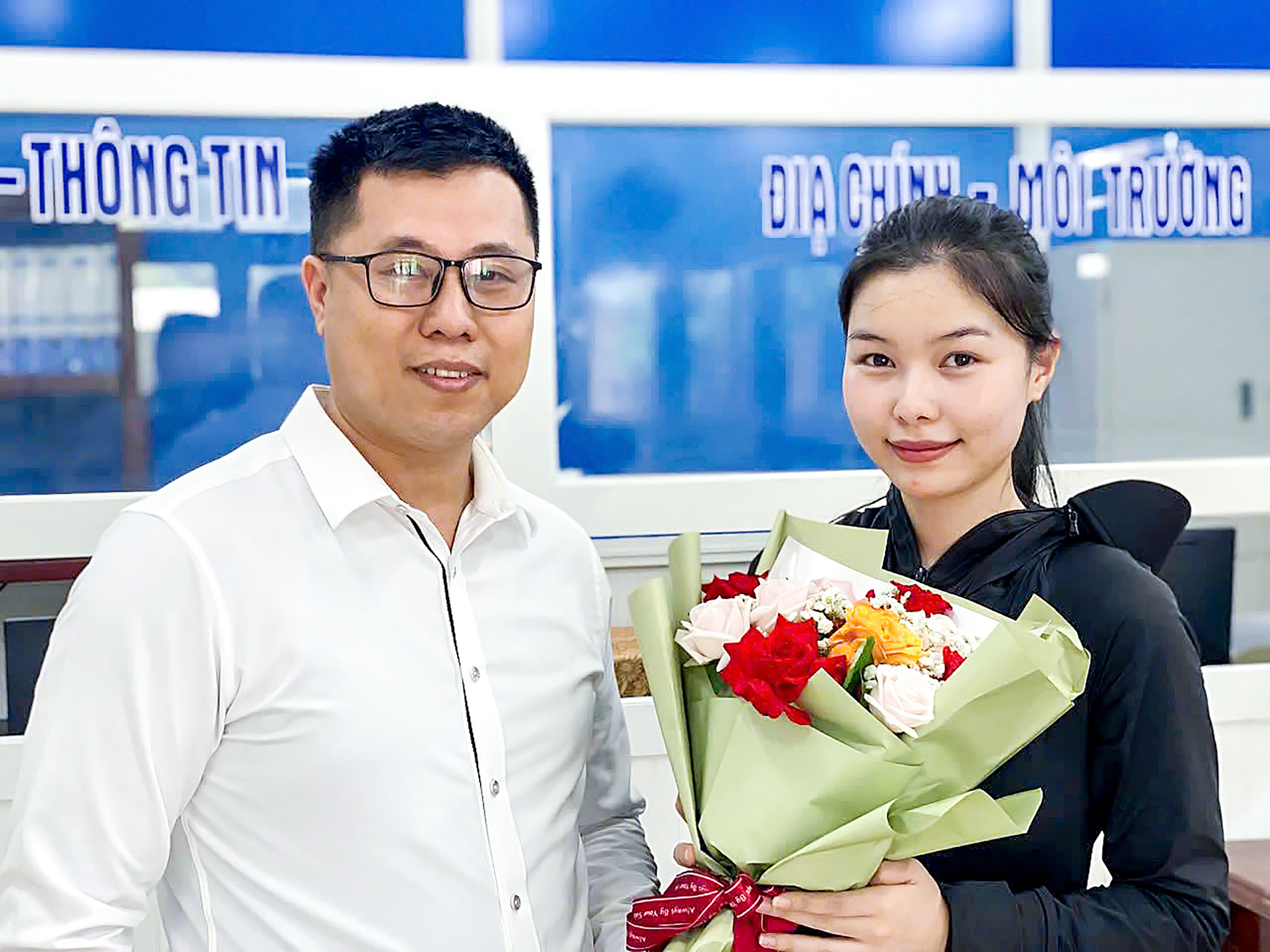 Người dân đến trụ sở xã, phường ngày đầu tại TP Đà Nẵng mới bất ngờ được… tặng hoa, chúc mừng - Ảnh 1. Đà Nẵng - Ảnh 1.