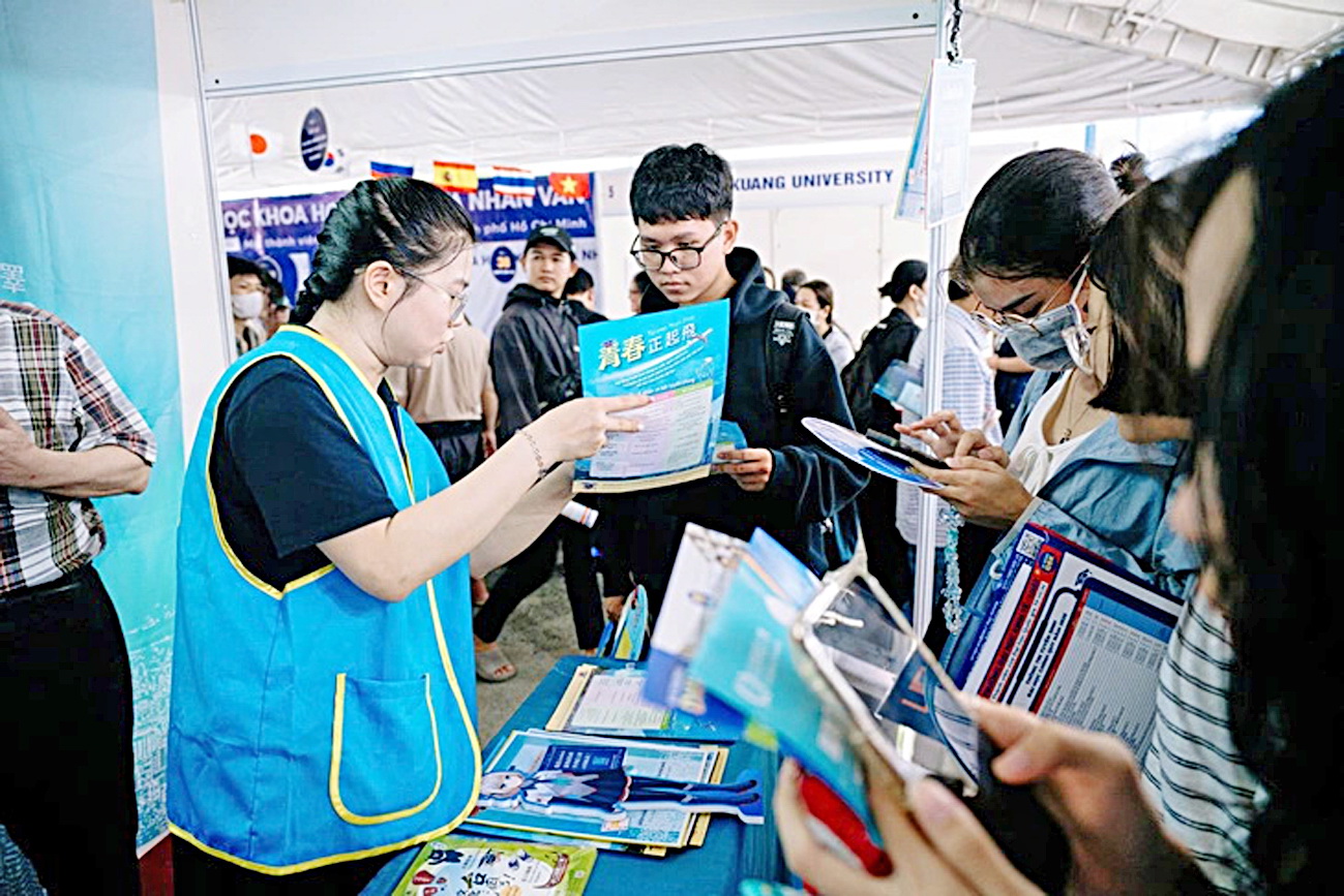 Ngày hội lựa chọn nguyện vọng xét tuyển ĐH-CĐ 2025: Nhiều thắc mắc đã được giải đáp - Ảnh 5.
