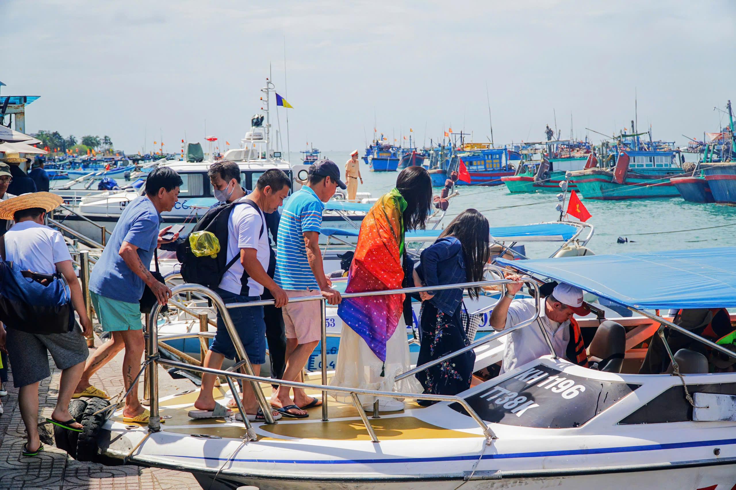 Tàu thuyền du lịch Nha Trang hoạt động ra sao để đảm bảo an toàn cho du khách? - Ảnh 1. Nha Trang - Ảnh 1.