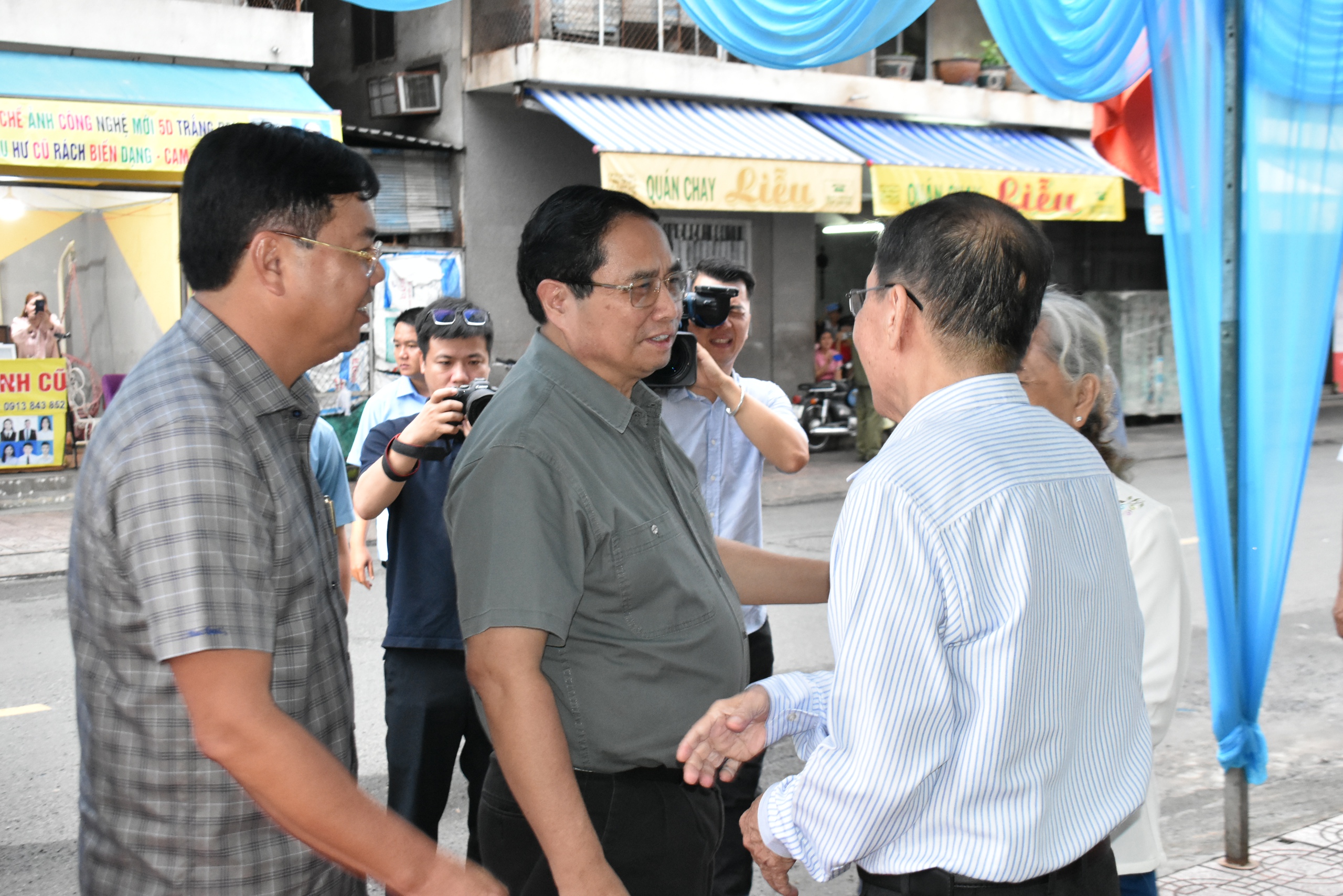 Thủ tướng Phạm Minh Chính thăm, tặng quà nhiều gia đình thương binh ở An Giang - Ảnh 1.