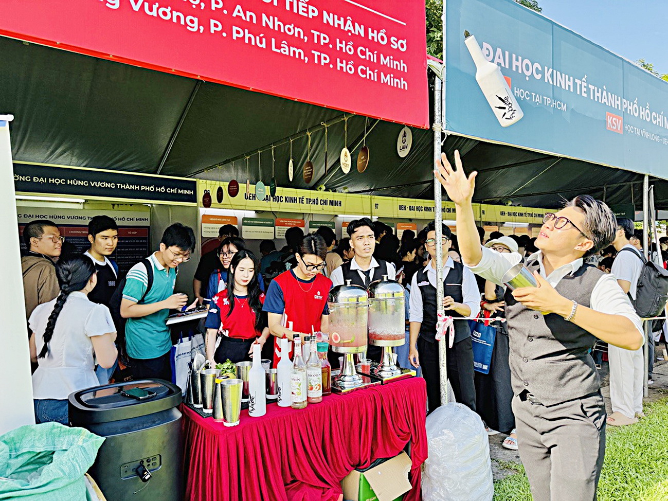 Ngày hội lựa chọn nguyện vọng xét tuyển ĐH-CĐ 2025: Nhiều thắc mắc đã được giải đáp - Ảnh 4.