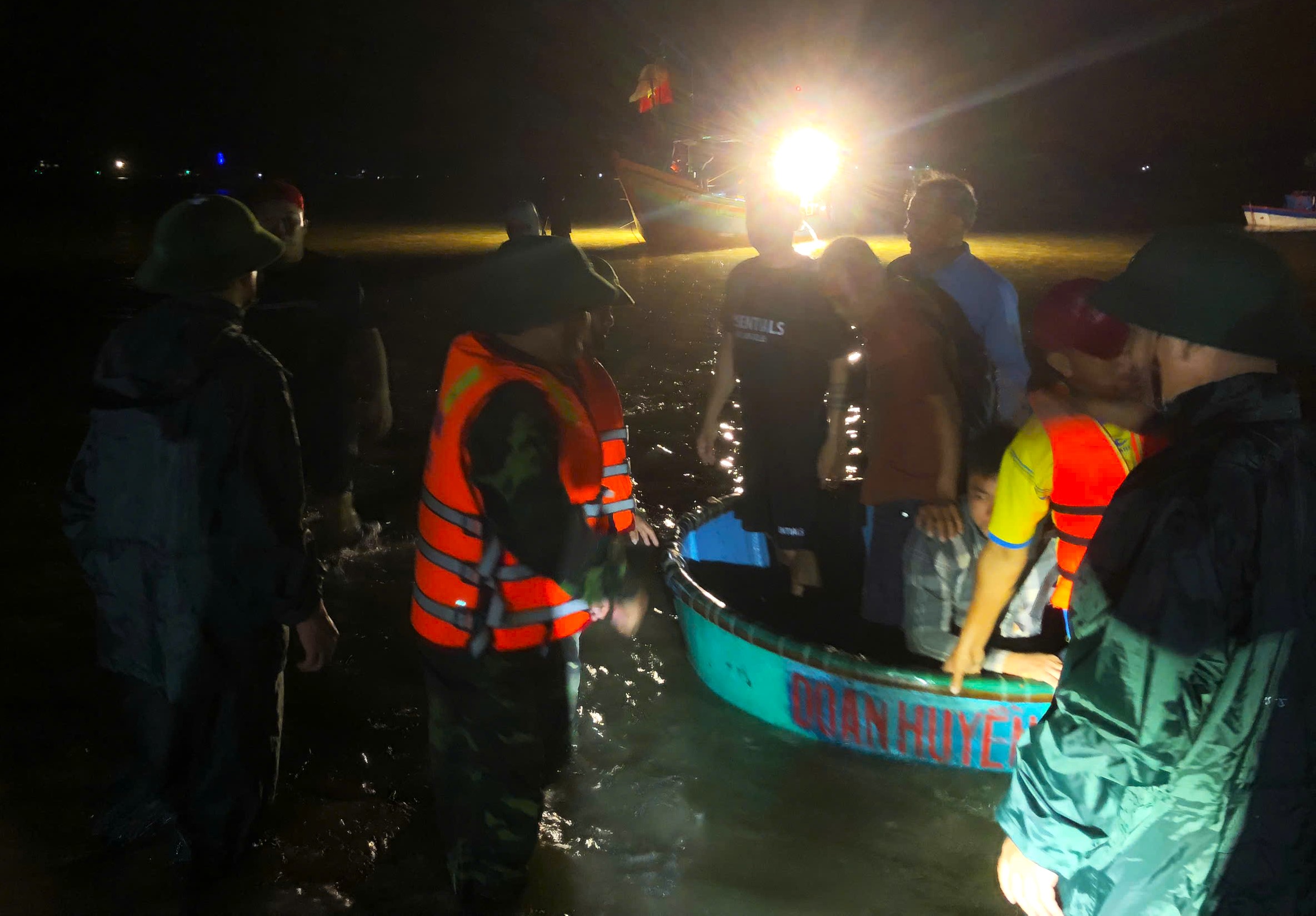 tàu du lịch - Ảnh 1.