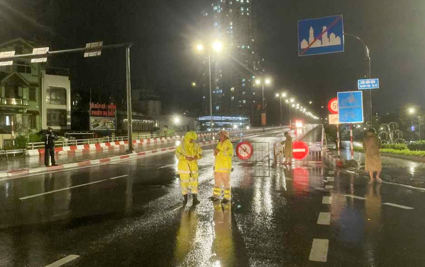 Bão số 3 Wipha bất ngờ ít di chuyển, đang mạnh lên - Ảnh 5. Bão số 3 Wipha bất ngờ ít di chuyển, đang mạnh lên - Ảnh 5.