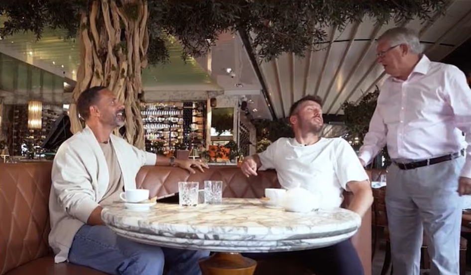 Sir Alex Ferguson 'đột nhập' vào buổi ghi hình của Rio Ferdinand - Ảnh 2.