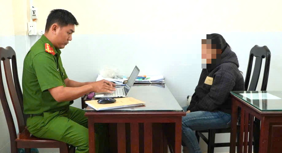 Một phụ nữ đeo kính đen chạy xe máy không biển số, cướp 20 thùng bia theo 'kiểu lạ' - Ảnh 1.