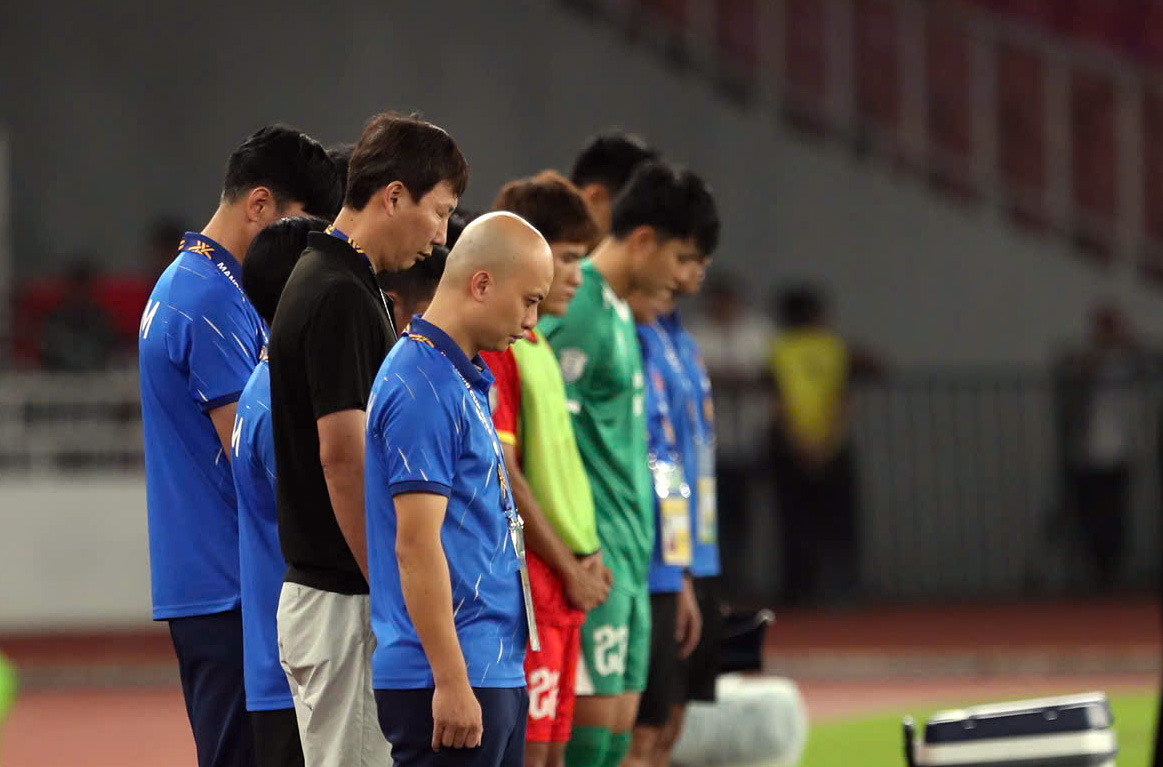 Giải U23 Đông Nam Á dành một phút tưởng niệm các nạn nhân bị lật tàu ở Quảng Ninh - Ảnh 1.