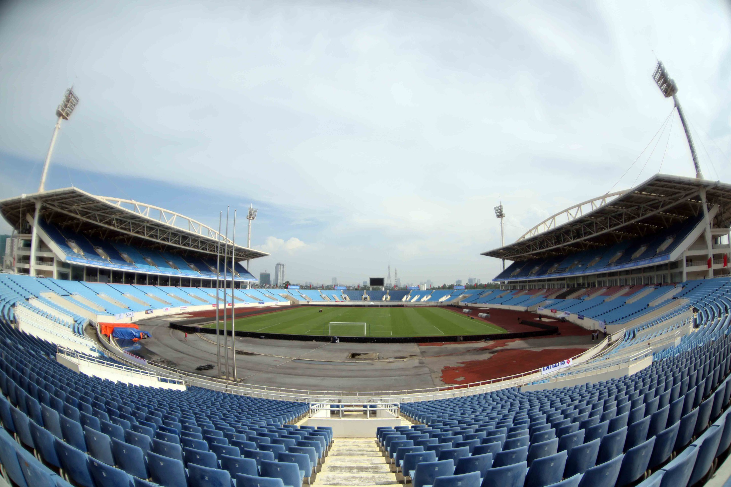 Việt Nam muốn đăng cai World Cup: Lo phát triển kinh tế trước khi xây sân vận động xứng tầm? - Ảnh 1.