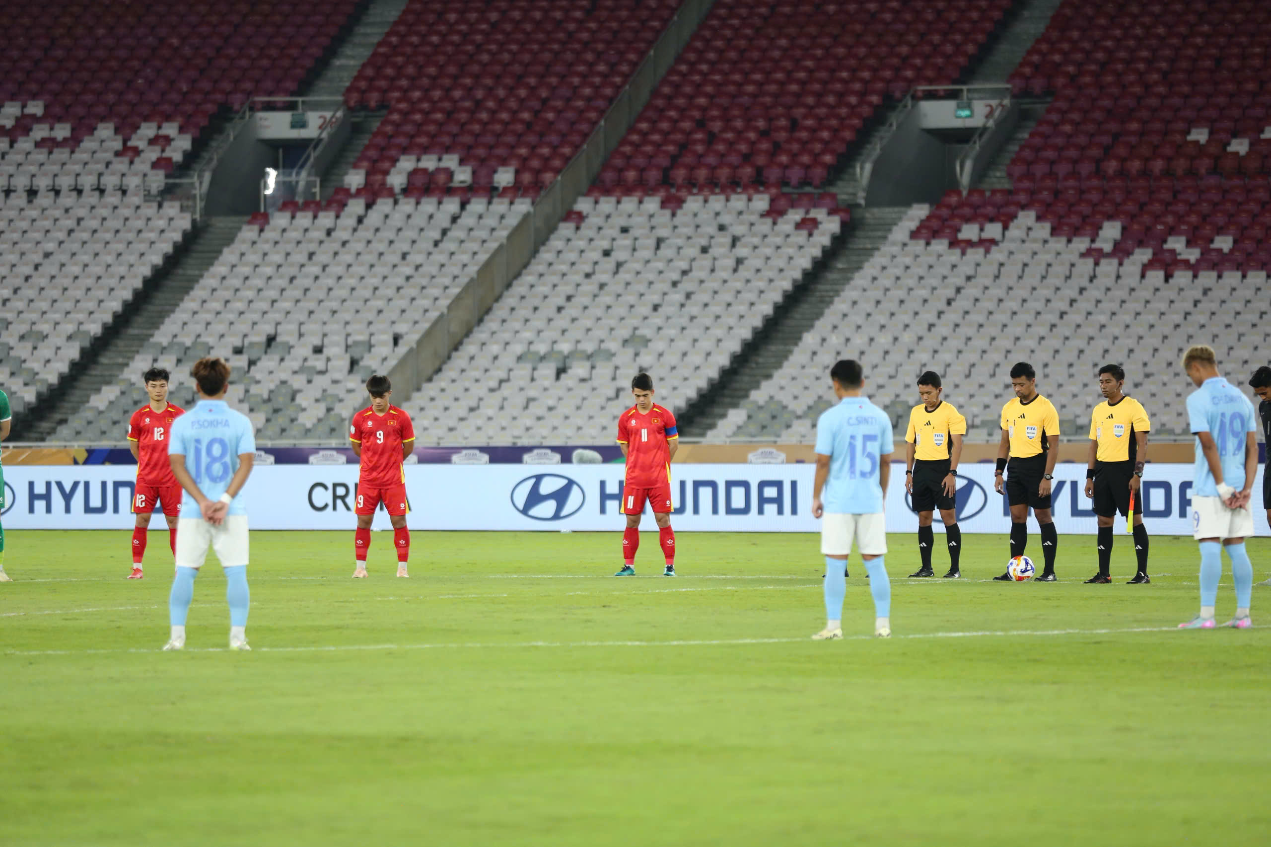 Giải U23 Đông Nam Á dành một phút tưởng niệm các nạn nhân bị lật tàu ở Quảng Ninh - Ảnh 2.