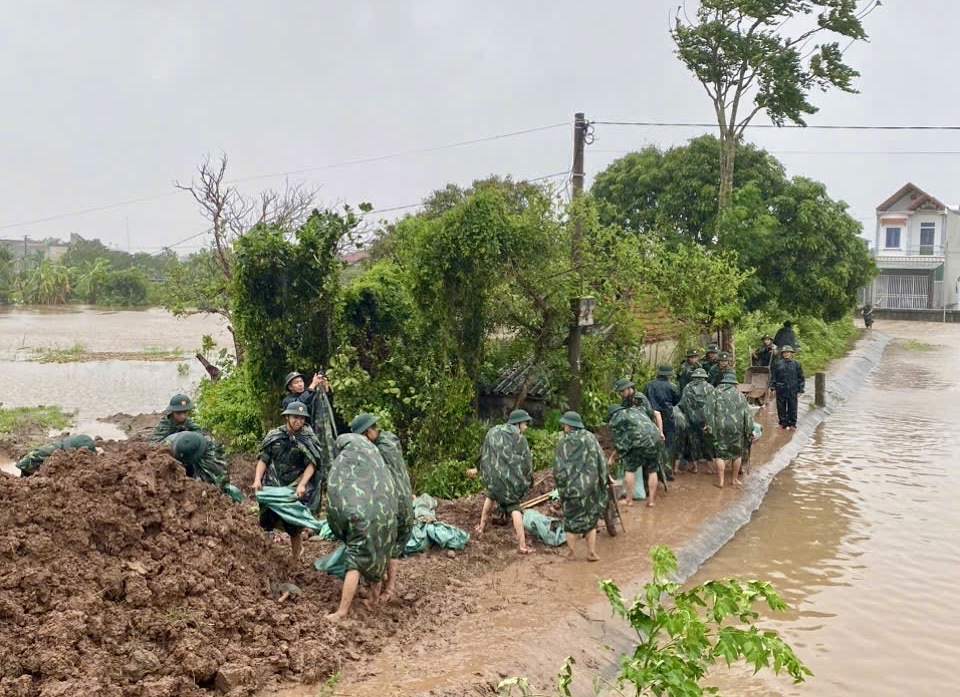Bộ Quốc phòng thông tin sự cố vỡ đê tại Hưng Yên do bão số 3 - Ảnh 1.