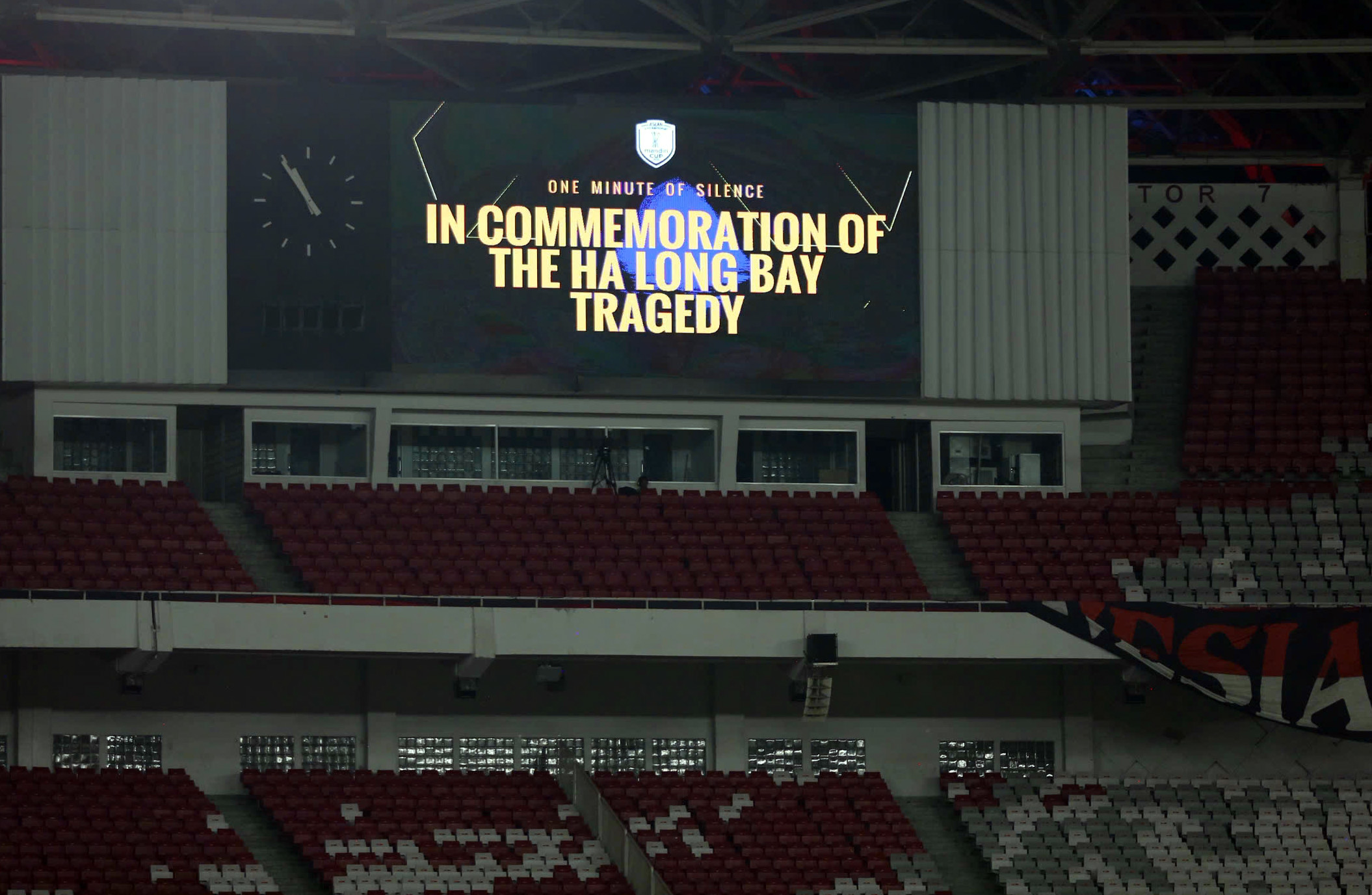 Giải U23 Đông Nam Á dành một phút tưởng niệm các nạn nhân bị lật tàu ở Quảng Ninh - Ảnh 3.