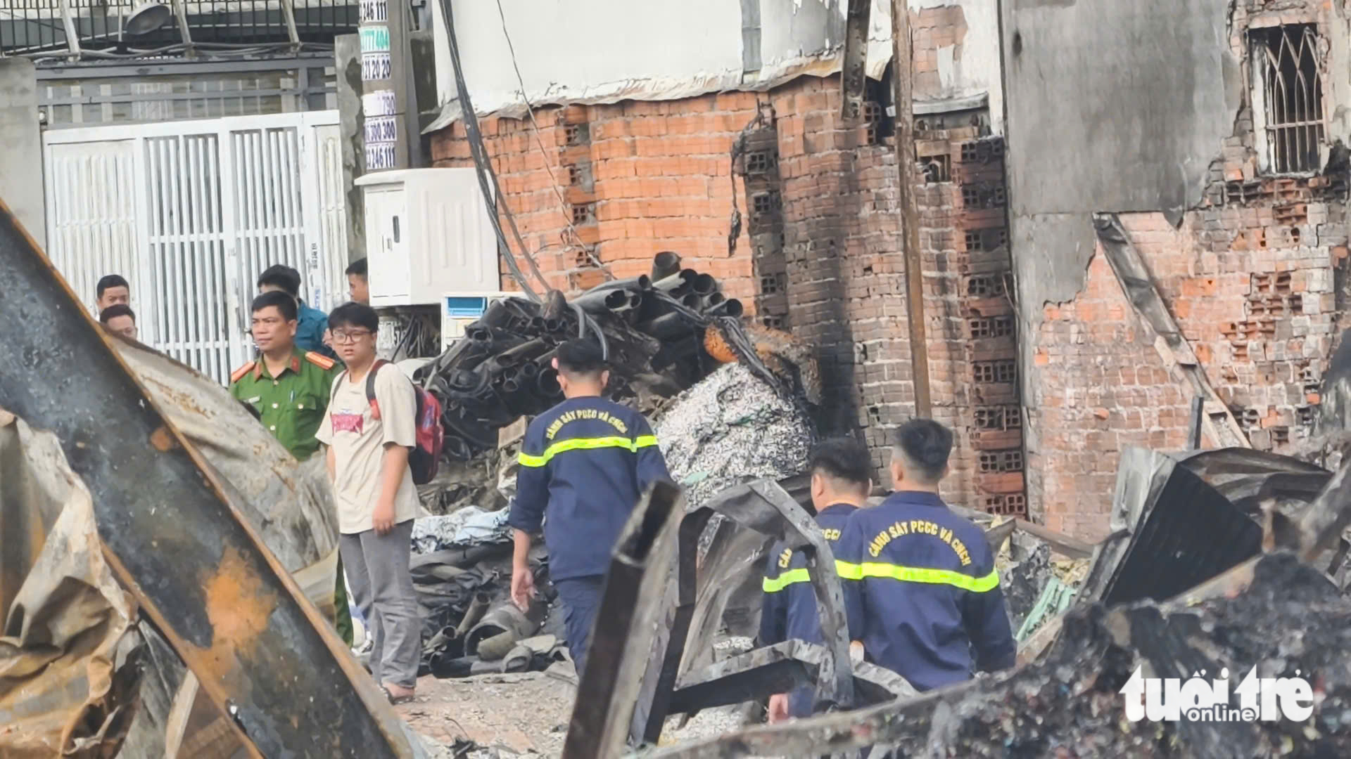 Cháy 400 mét vuông bãi phế liệu ở xã Bà Điểm - Ảnh 3.