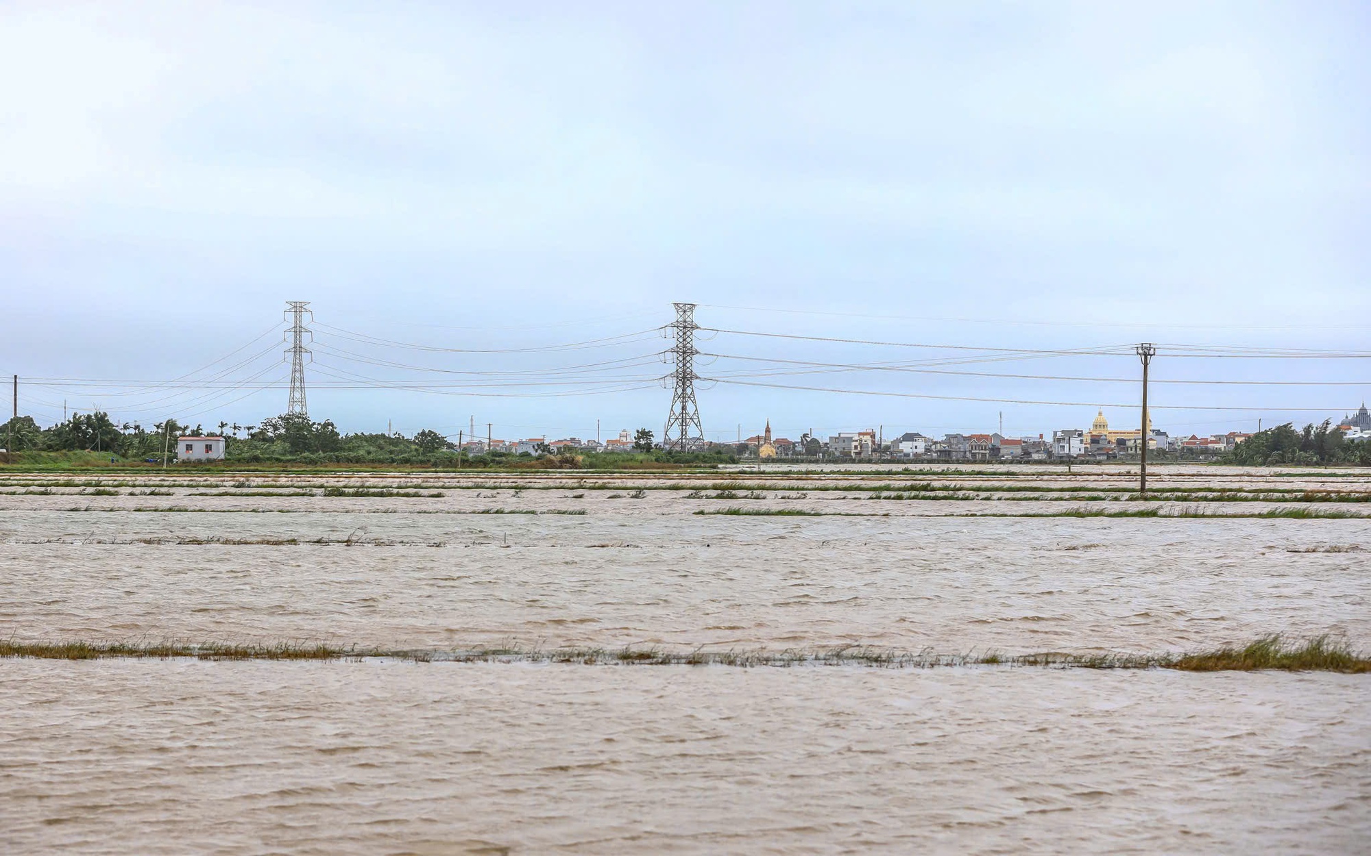 Flooding in Vietnam's Nghe An leaves 3 dead, over 3,200 homes submerged after storm Wipha- Ảnh 4.