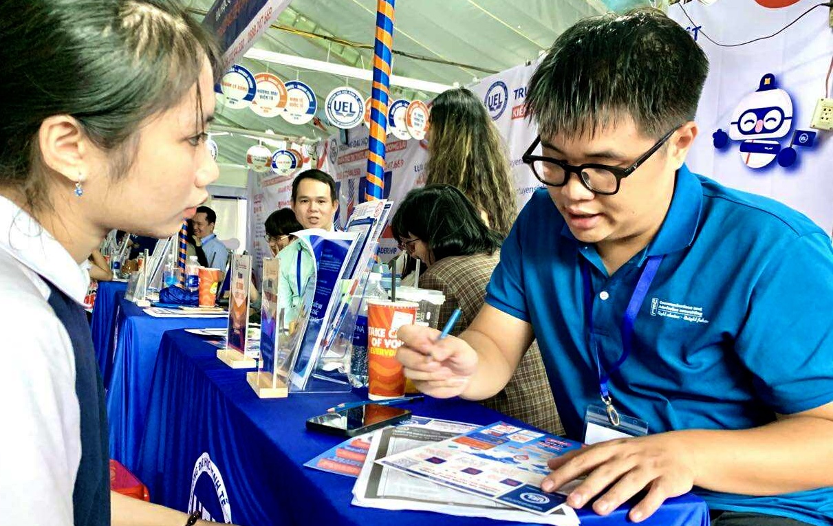 Trường đại học Kinh tế - Luật không quy đổi điểm của từng thí sinh về 1 thang điểm chung - Ảnh 1.