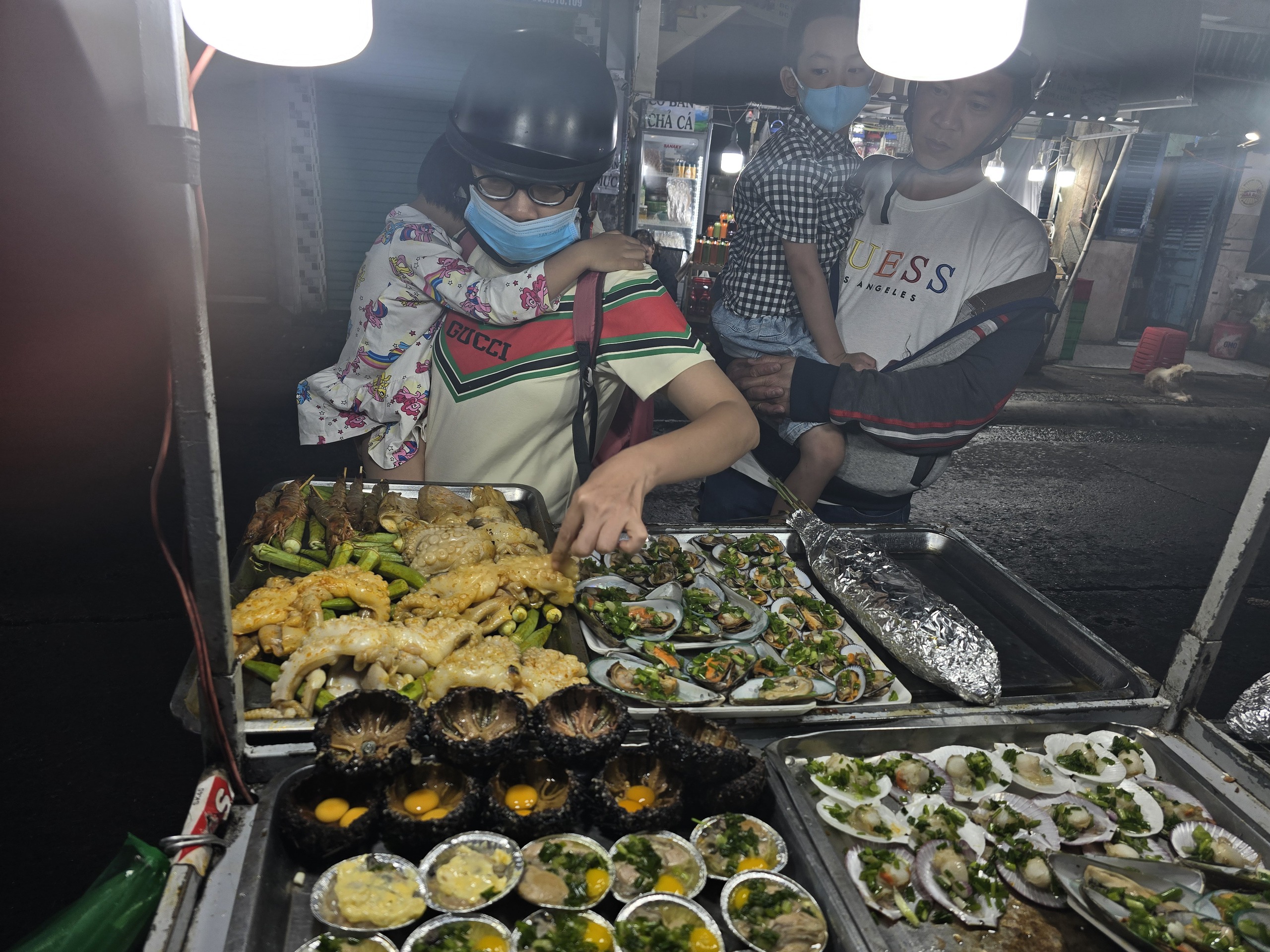 Smoke billows at Xom Luoi Market in Vung Tau, you can find any seafood you want - Photo 3. chợ Xóm Lưới - Ảnh 3.