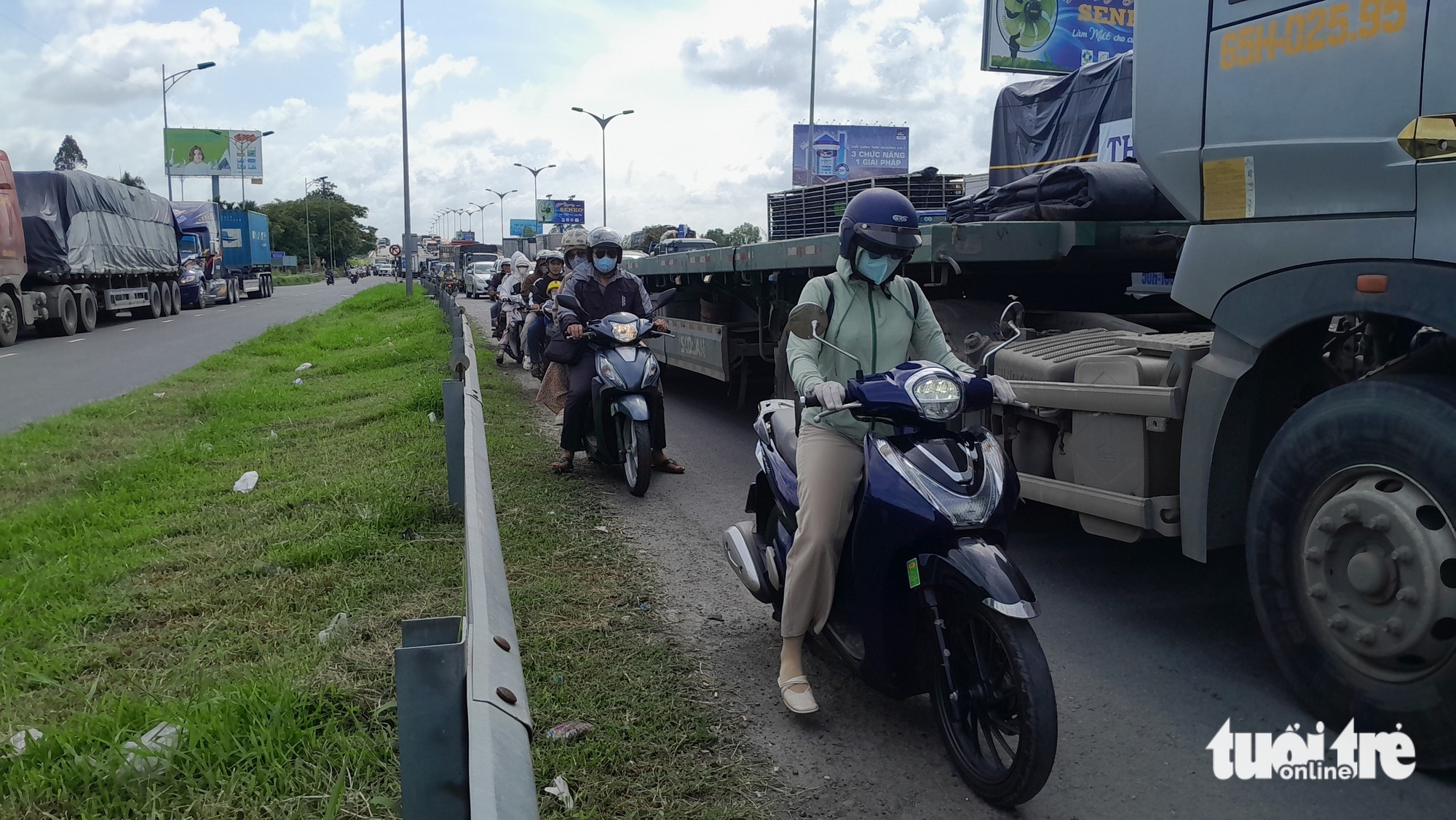 Cầu Cần Thơ liên tục kẹt xe do tai nạn giao thông - Ảnh 4.