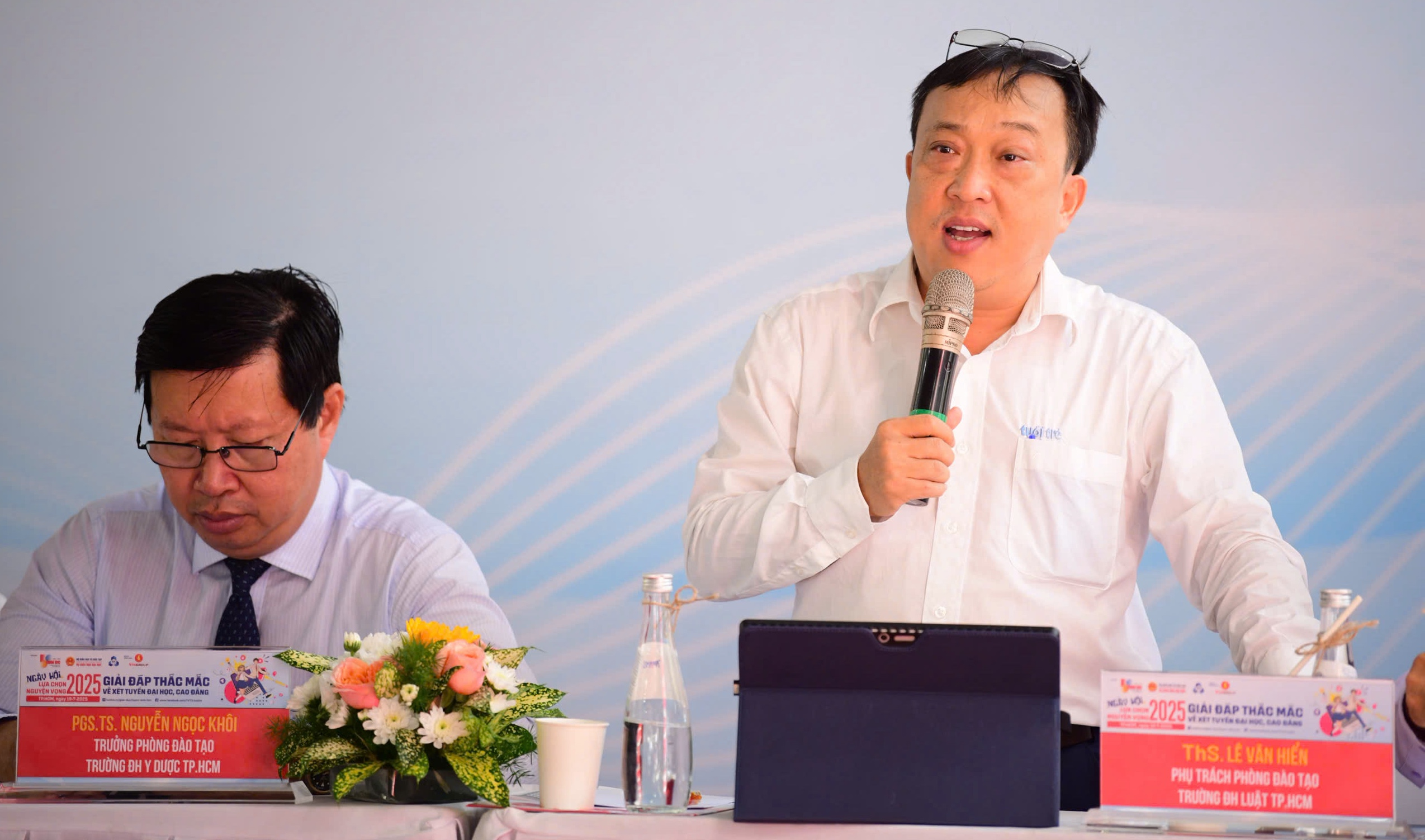 Trường đại học Luật TP.HCM quy đổi điểm học bạ cao hơn điểm thi THPT 2 - 4,5 - Ảnh 1.