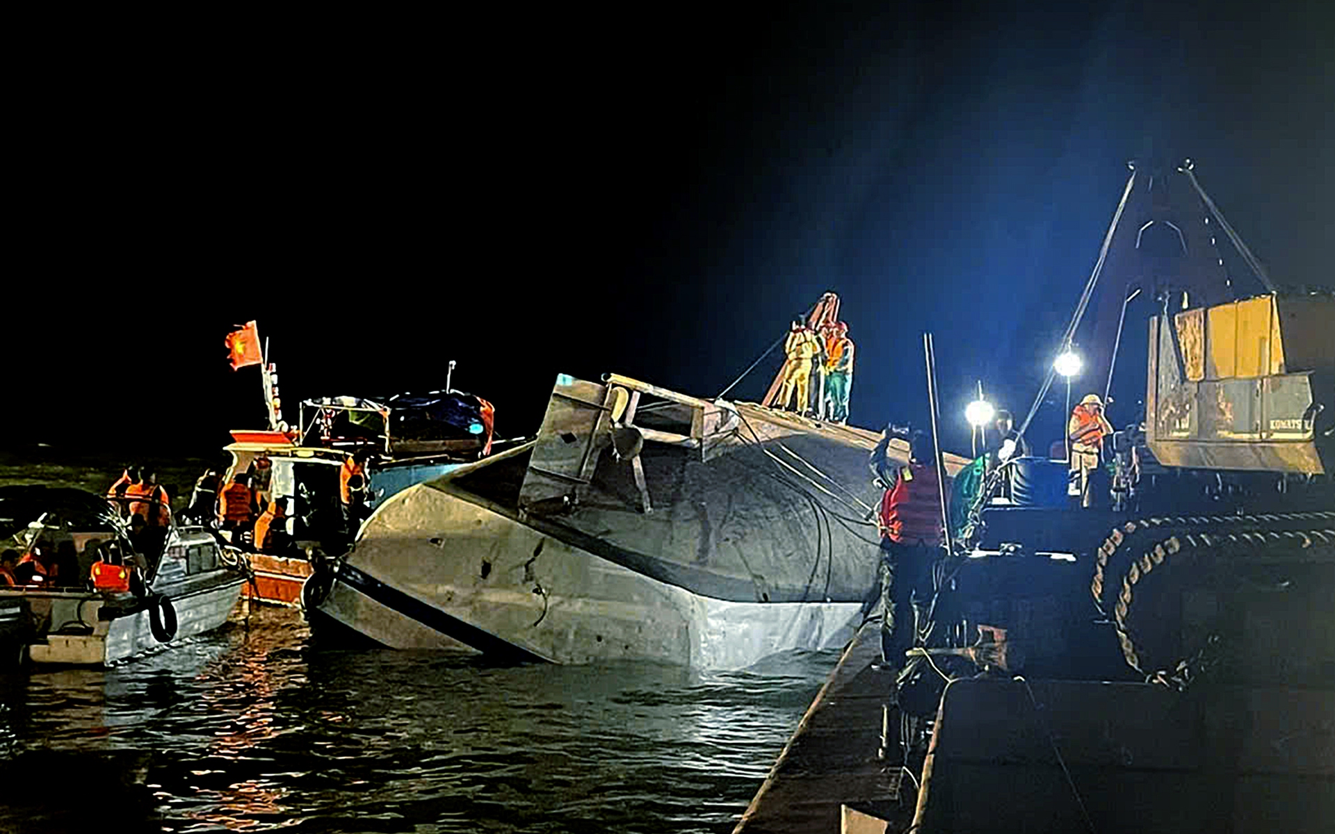 Vietnam’s Quang Ninh police to sponsor 10-year-old survivor of Ha Long Bay boat tragedy - Ảnh 3.