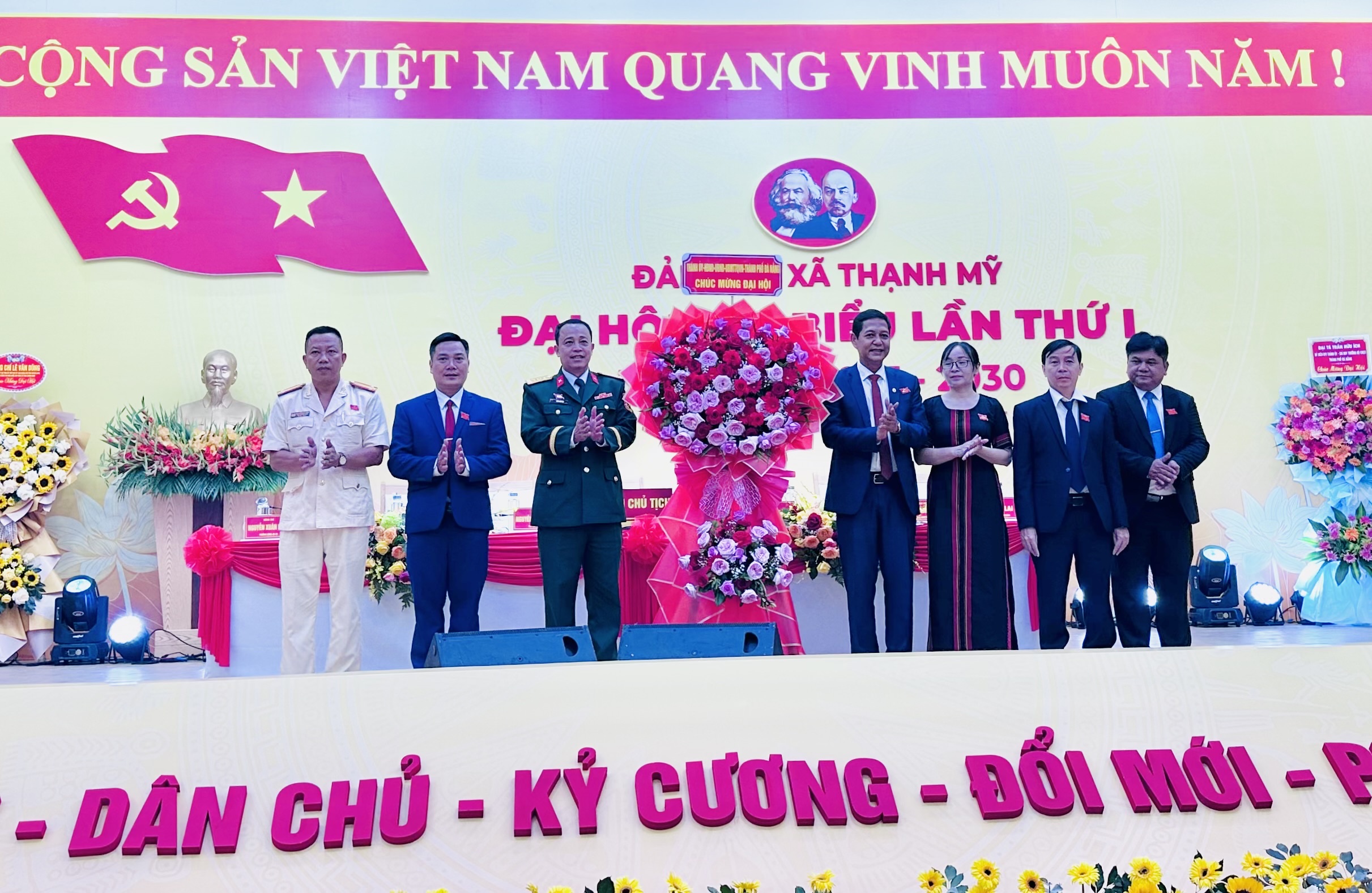 Chủ tịch, phó chủ tịch huyện ở Quảng Nam cũ làm bí thư xã biên giới Đà Nẵng - Ảnh 1.