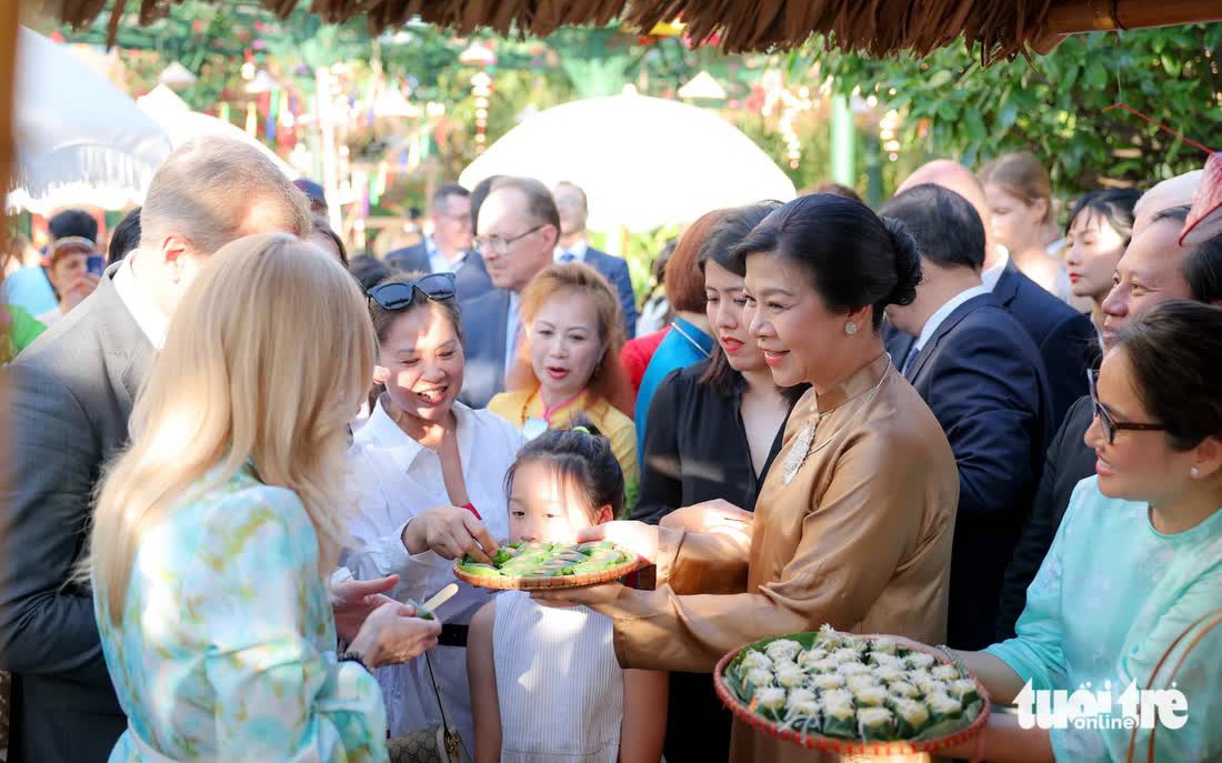 Vietnamese Party chief's spouse presents ‘ao dai,’ lacquer painting to Russian museum- Ảnh 5.