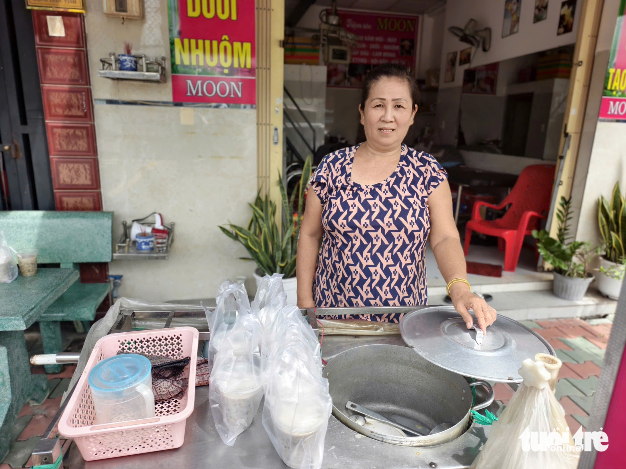Nhiều người mua chè giúp người bán bị té gãy chân - Ảnh 1.