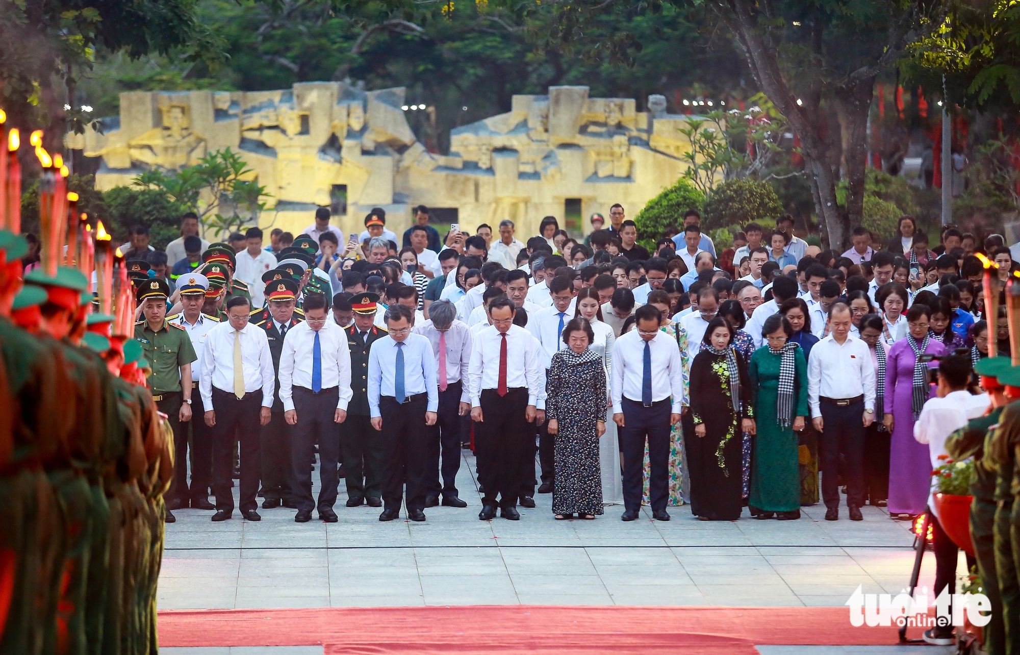 Bí thư Nguyễn Văn Nên cùng đoàn lãnh đạo TP.HCM dâng hương, thắp nến tri ân tại Côn Đảo - Ảnh 4.