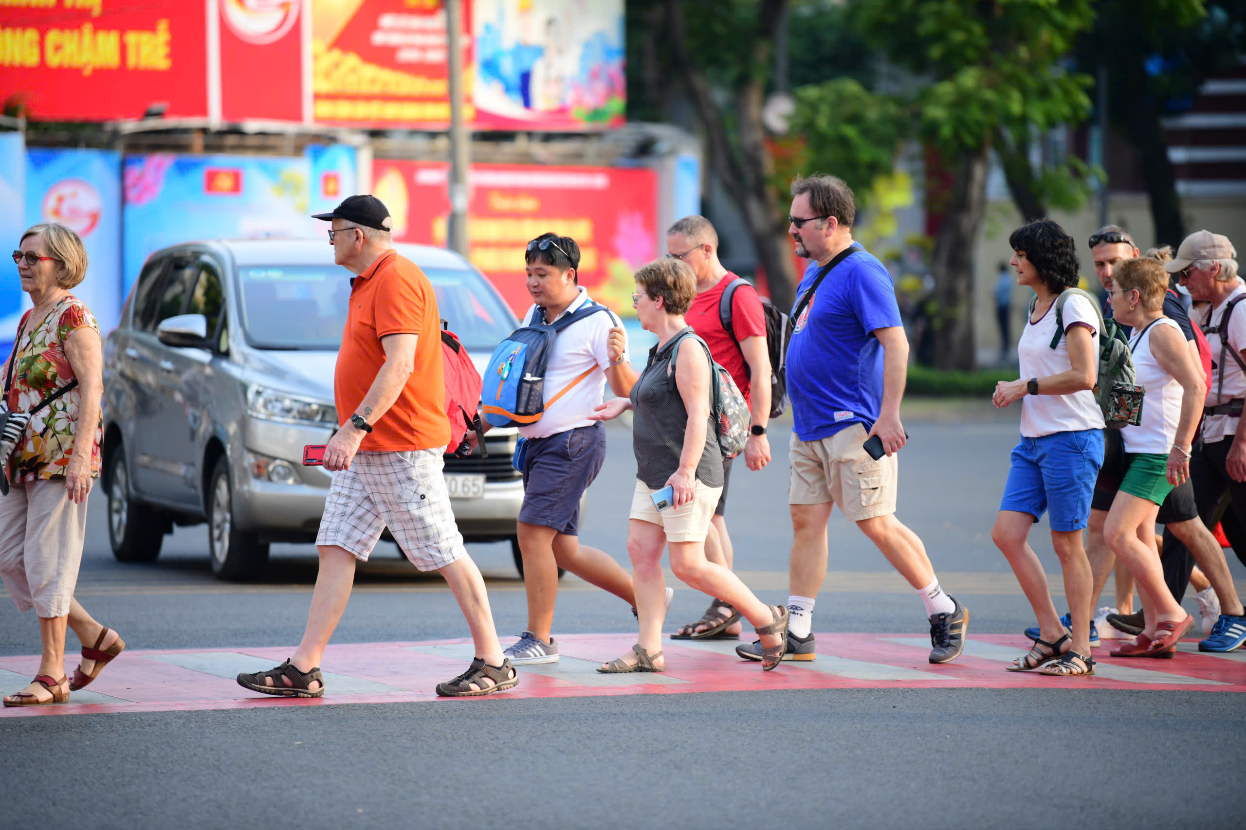 TP.HCM đón gần 700.000 lượt khách quốc tế trong tháng đầu sau sáp nhập - Ảnh 1.