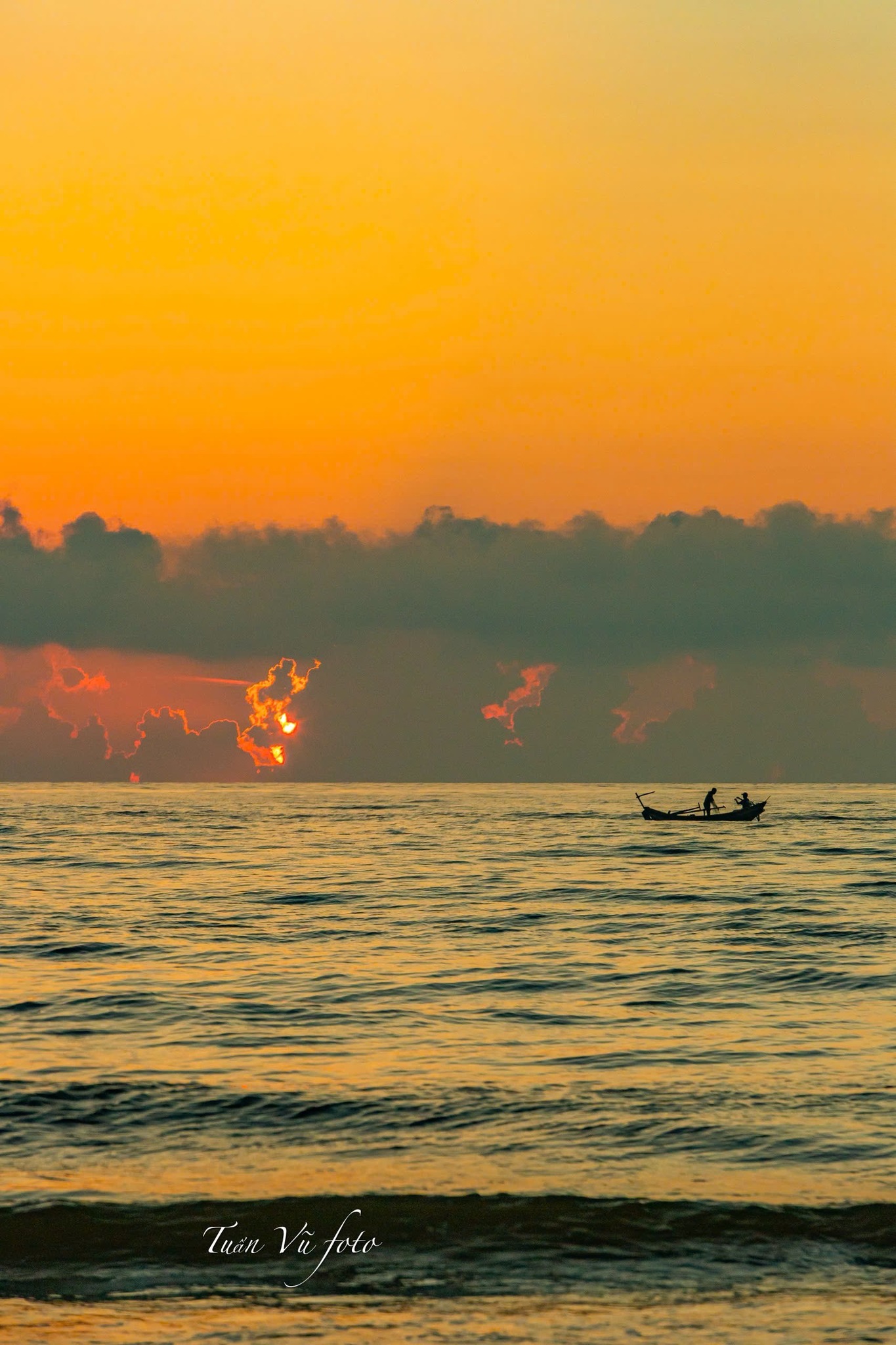 Morning calm and coastal life at fishing village in north-central Vietnam - Ảnh 2.