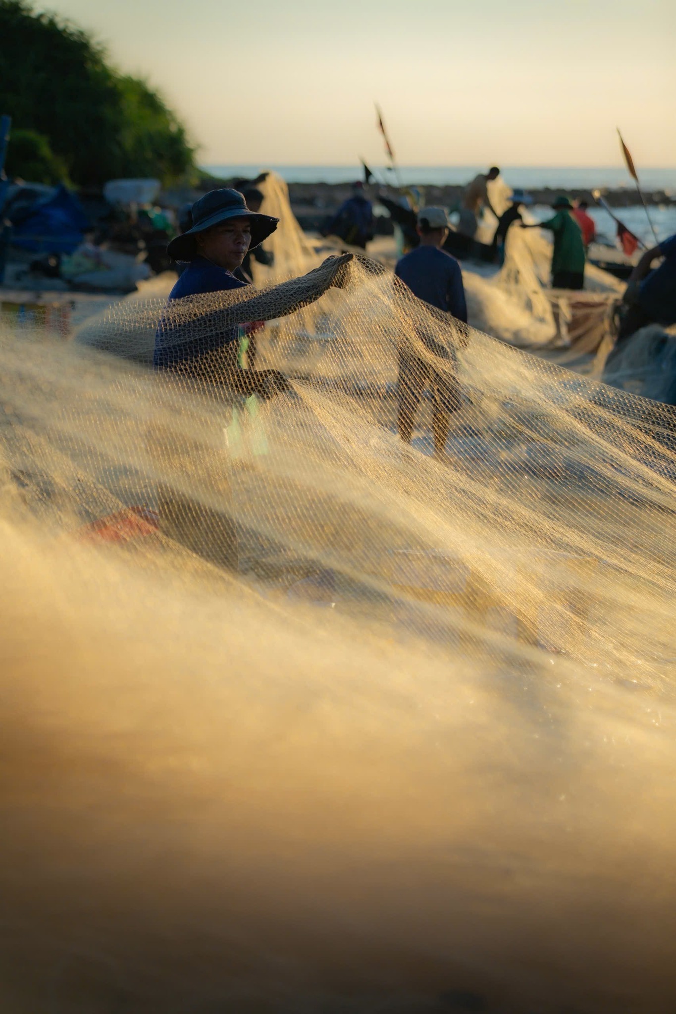 Morning calm and coastal life at fishing village in north-central Vietnam - Ảnh 3.
