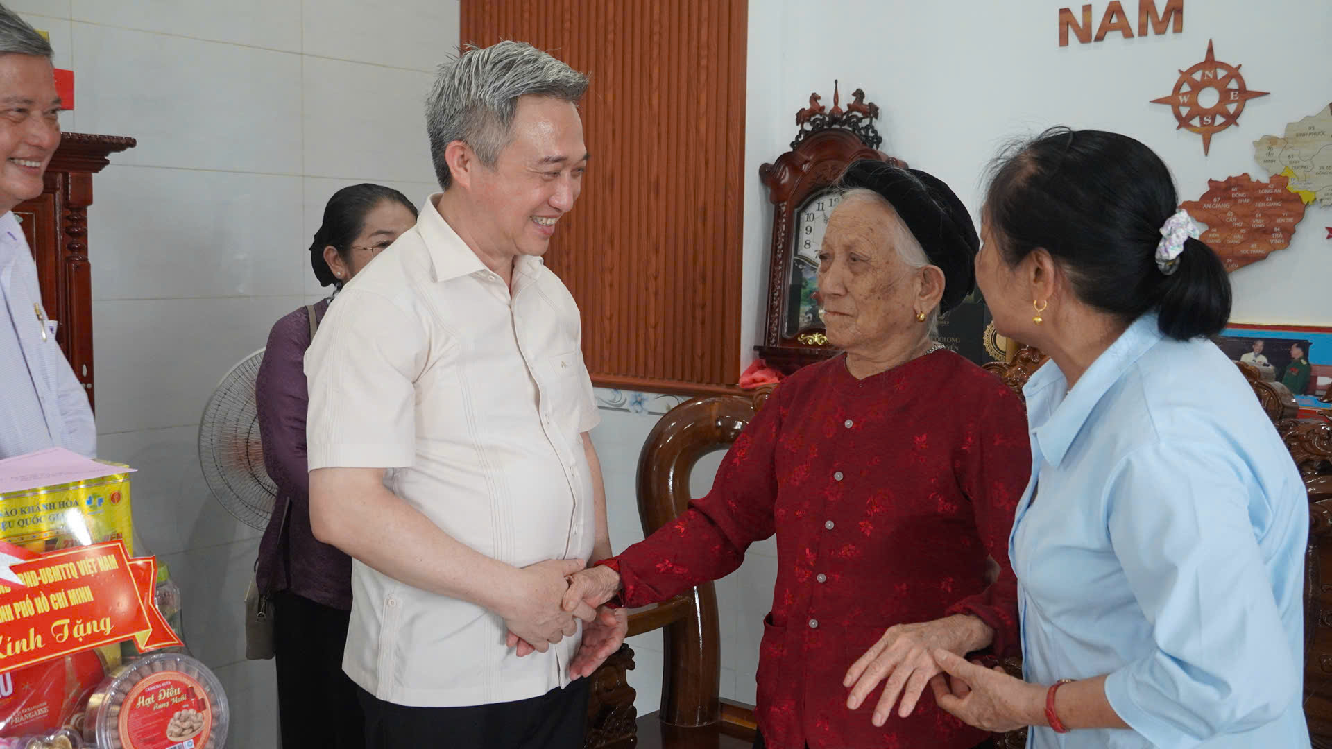 Lãnh đạo TP.HCM thăm Côn Đảo: Nghĩa tình từ đất liền đến vùng đặc khu biển đảo - Ảnh 6.