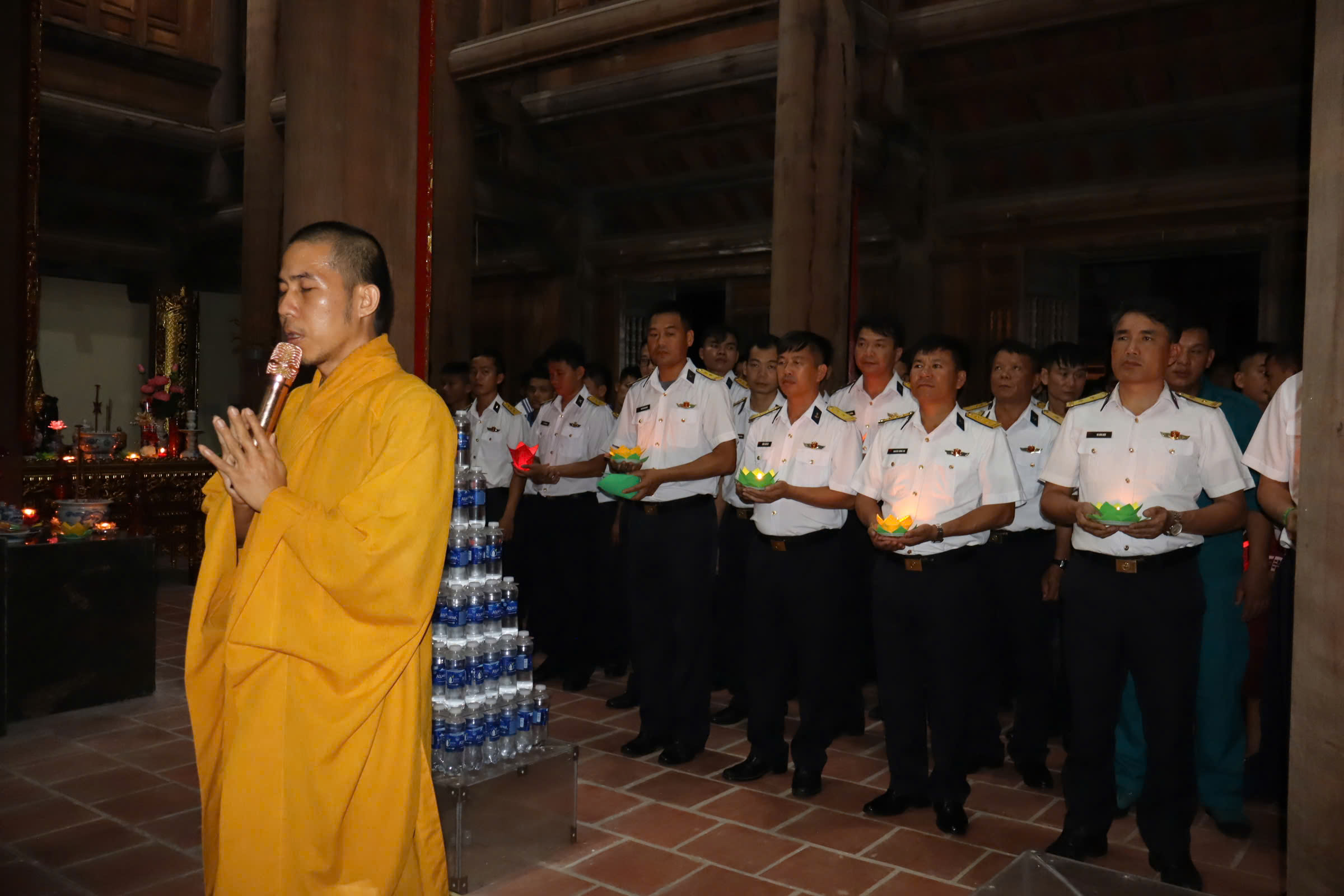 Thả hàng trăm hoa đăng xuống biển tưởng nhớ anh hùng liệt sĩ Trường Sa - Ảnh 3.