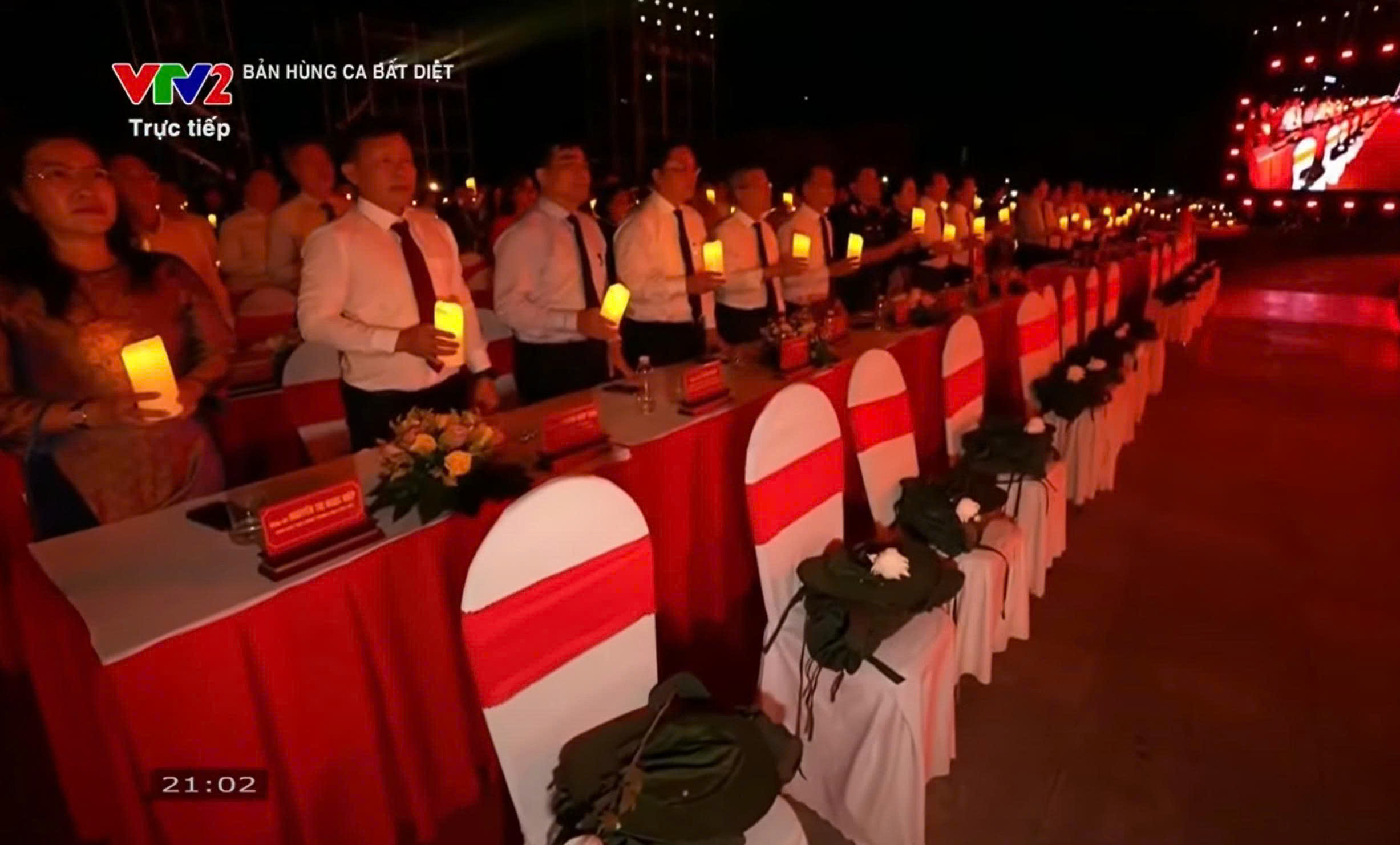 Rơi nước mắt ở Bản hùng ca bất diệt: 'Mẹ giữ con ở lại thì mất nước, để con đi thì mất con' - Ảnh 2.