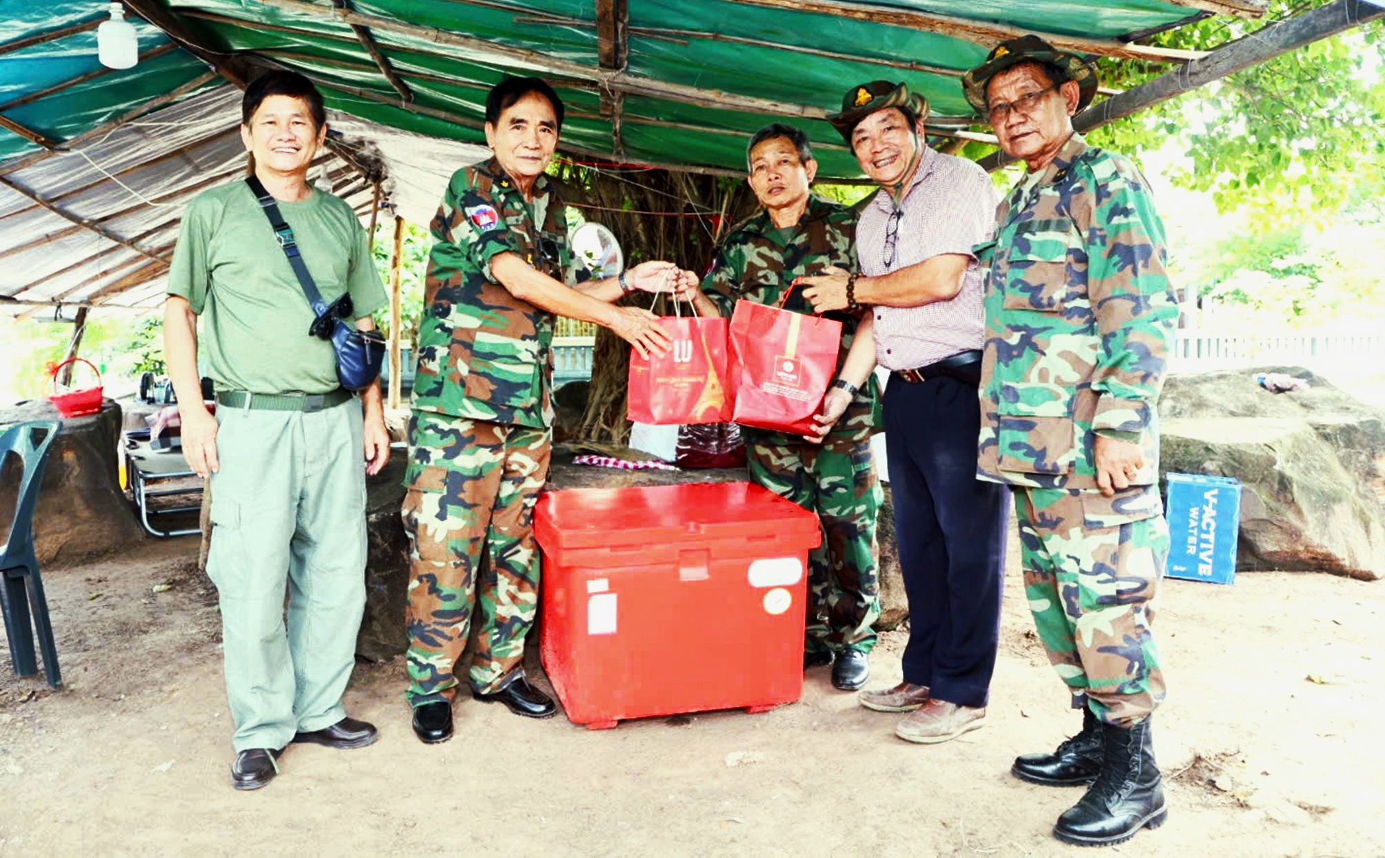 Người thương binh thành bác sĩ giúp đời - Ảnh 1.