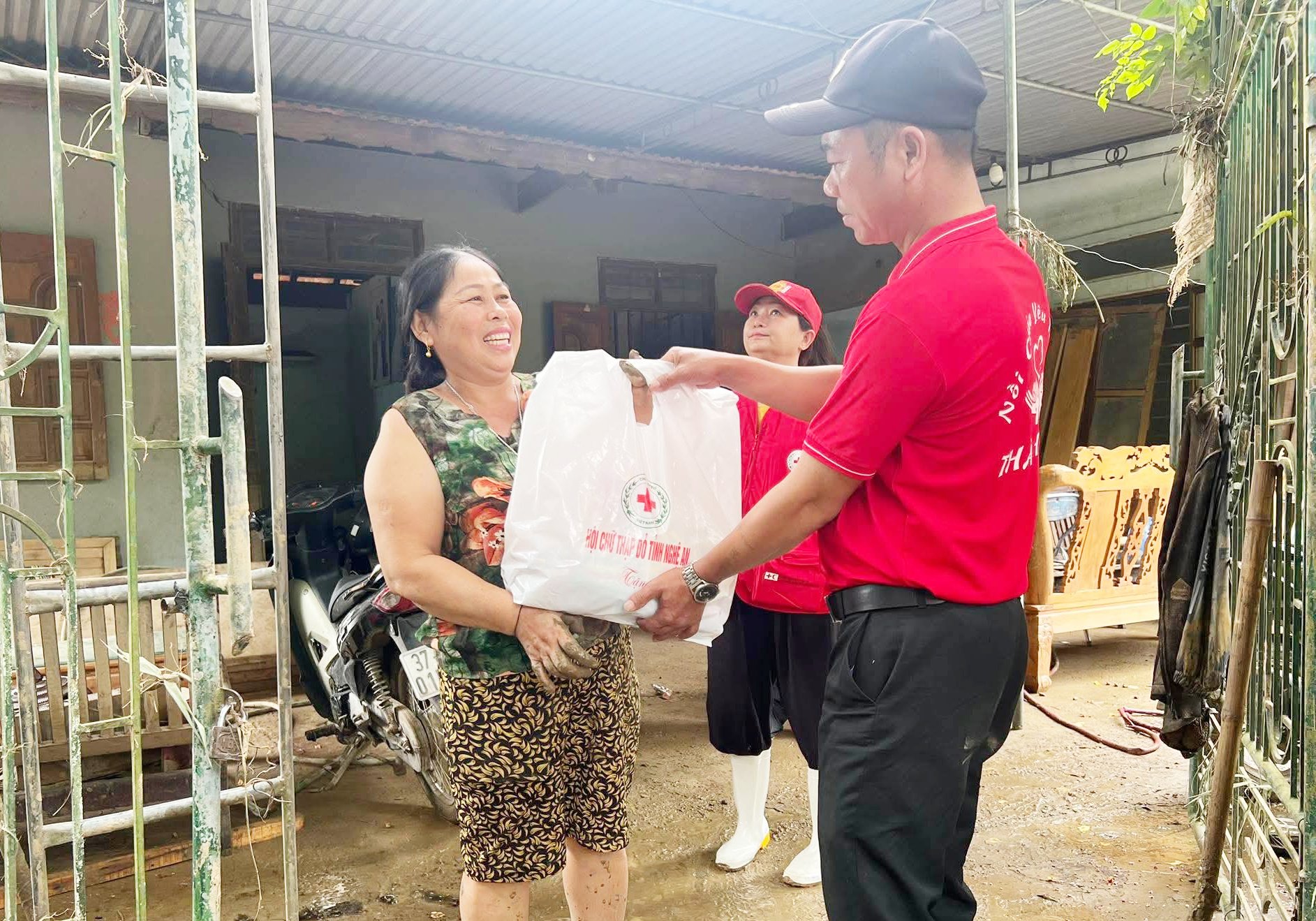 Đến vùng lũ Nghệ An cứu trợ bà con, liên hệ đầu mối nào? - Ảnh 1.
