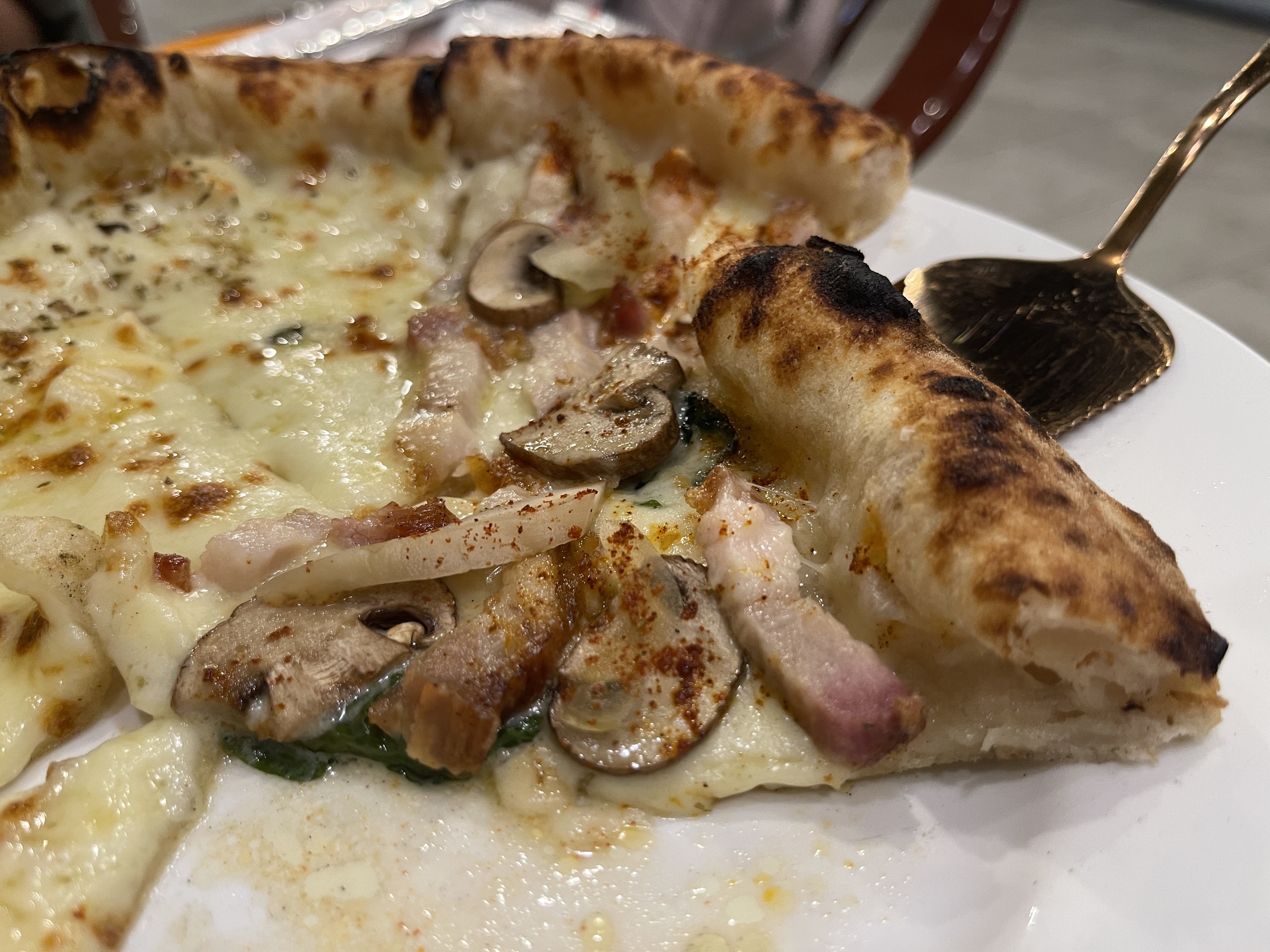 Quẹo hẻm tìm quán của Phú, ăn pizza Ý vị heo quay cải chua - Ảnh 3. pizza - Ảnh 4.