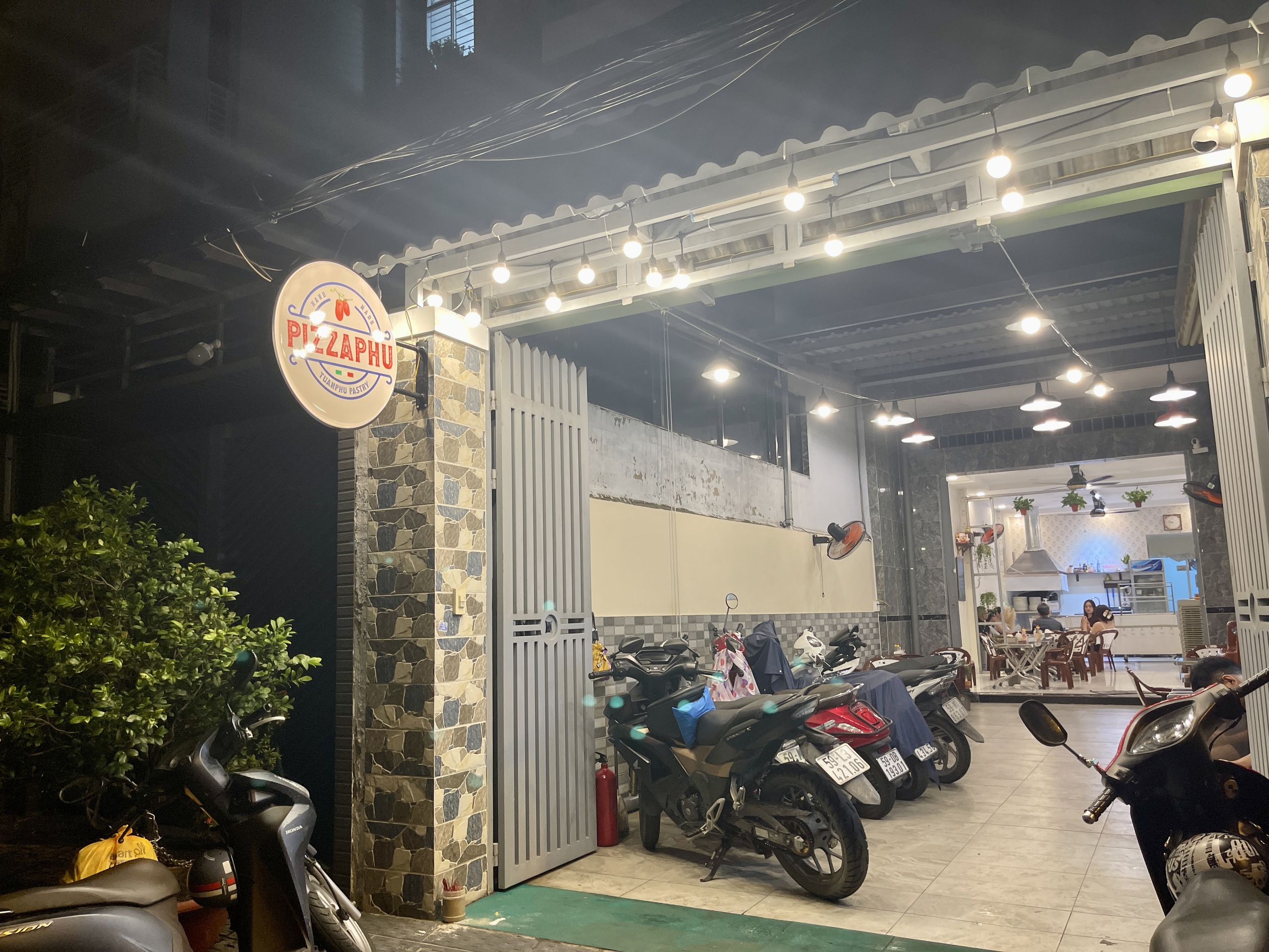 Quẹo hẻm tìm quán của Phú, ăn pizza Ý vị heo quay cải chua - Ảnh 2. pizza - Ảnh 2.